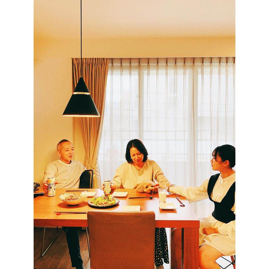 のインスタグラム：「久々に母、兄家族が揃った週末。（受験生の甥っ子と、息子は不在） ・ 兄は2時間位すると、大体ソファの方に移動して、寝る🤣 兄妹揃って全く同じ飲み方なのが笑える🤣 ・ その後は母と明るい義姉とで子供の事とかあとなんだっけ？とにかく盛り上がったなぁ😆 ・ 兄から@xiaowei1970 先生レシピのリクエストがあり、 激ウマニンニクソースの蒸し海老（鉄板❗️）と、 マヨネーズを塗ったパンに海老、その上にエビのすり身を覆うように塗って揚げた、エビパン。→ワインがすすむ😆 ・ そして主人の最近のヒット、 「イオンのマグロ尾っぽのステーキ」（見つけると必ず買ってくる🤣） バターでたっぷりのニンニクを炒めて醤油ベースのソースを絡め最後にブラックペッパーを多めに。ホロホロとお肉のようで美味しい😆しかも1パック300円くらいでこれまた嬉しい笑笑 ・ ミキサーにくっ付いたエビのすり身をこそげ取って、殻からとった出汁で 母がちゃちゃっとスープを作ってくれた。 ・ 「勿体無いじゃない😆」って。なんか良いなぁ。 ・ 毎日作ってるとつい、面倒くさいなぁと思ってしまうけど なんだかお料理が楽しい一日だった。 ・ #家族ご飯 #幸せの中華料理」