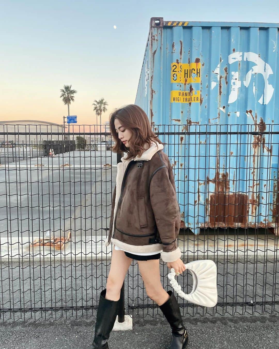 志田友美（ゆうみん）のインスタグラム：「🐚🤍  今日のコーデ❤️‍🔥 Ray BEAMSのフェイクムートンブルゾンがちょい大きめだから中が厚手でも羽織れるよ🌱  濃いめのブラウン大好き💭  🏷 / @ray_beams_shinjuku  #RayBEAMS#レイビームス#beams#ad」