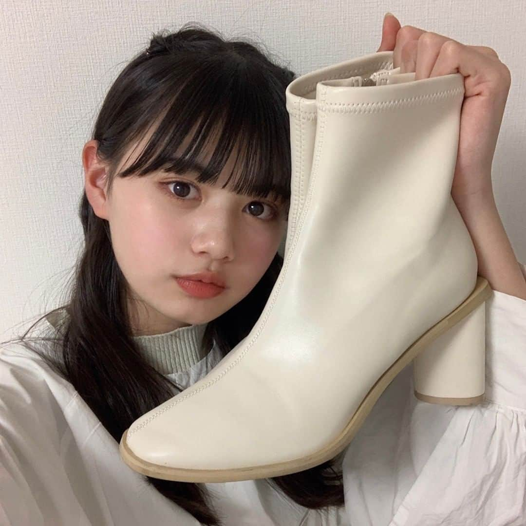 Seventeenさんのインスタグラム写真 - (SeventeenInstagram)「【第5回】ST㋲が最近買ったもの🎀  #秋田汐梨　#イソップ の #ルームスプレー #桜田ひより　ファーの #バケハ  #瀬戸琴楓　#恋に焦がれたブルー #藤村木音　#フリークスストア のロゴスエット #相羽星良　#AZULBYMOUSSY の #ショートブーツ  Seventeen-Webの記事をチェックしてね🔍✨️  #Seventeen #セブンティーン #モデル #STモデル #購入品 #購入品紹介 #購入記録 #買ったもの #雑誌 #Aesop #ホワイトブーツ #ブーツ #スウェット #おすすめコスメ #おすすめ本 #買い物リスト #STインスタ記事 #STモデル購入品」11月22日 21時00分 - seventeenjp_mag