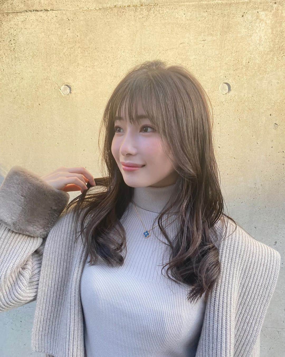 のインスタグラム：「フィードは久しぶりの投稿になってしまった🥺 カットとトリートメントした時の写真🥰  今度髪をバッサリ切るか、毛先パーマかけるくらいでロングを保つか迷っているんだけど、どっちが良いと思いますか🥺？笑  一度伸ばすと中々バッサリいく勇気でないよね🤣  #ロングヘア  #ロングヘアパーマ  #foxey」