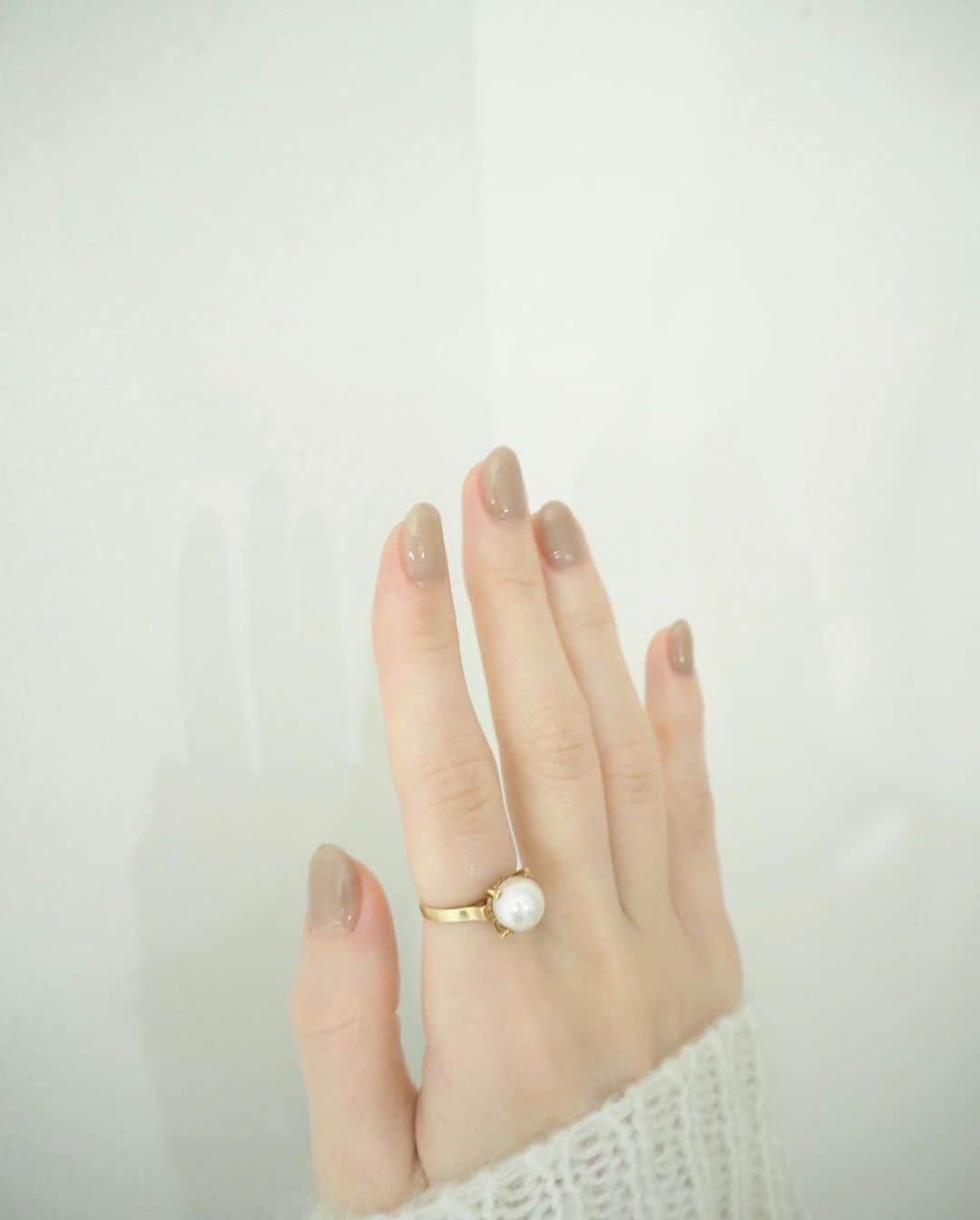 糸原美波さんのインスタグラム写真 - (糸原美波Instagram)「new nail 🪝  初めてのマグネットネイル。  光によってキラキラして とってもかわいい ✨  そして初めての foot nail 〜 🩰  クリスマスに向けて シルバーのキラキラに 💭  足元から可愛いと美意識が上がる   ありがとうございました ♡  #マグネットネイル #冬ネイル」11月22日 21時02分 - minami_itohara