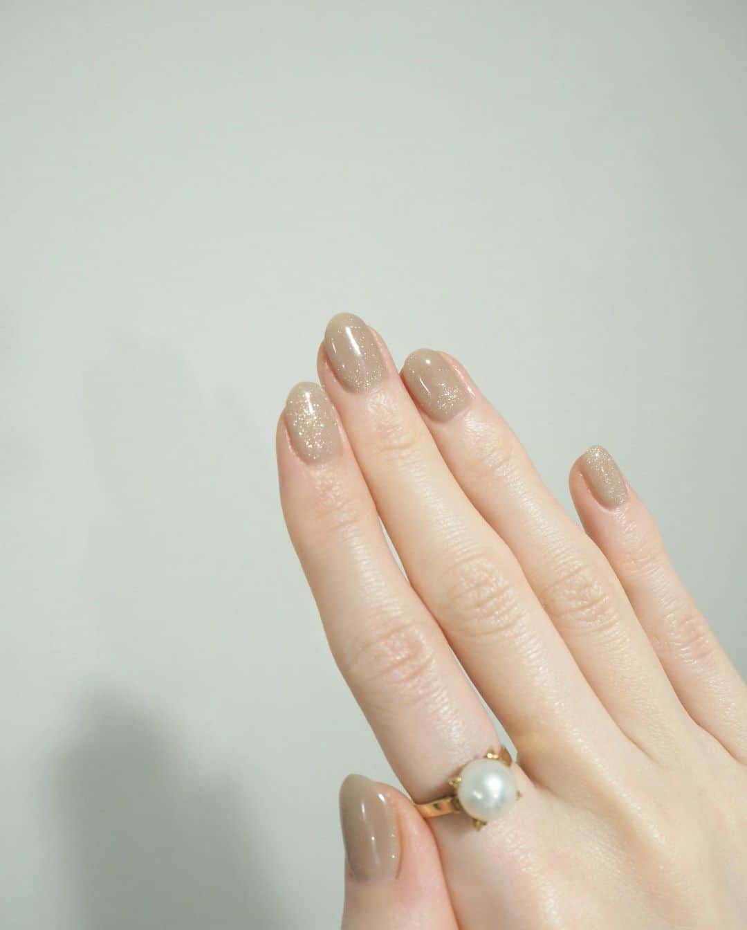 糸原美波さんのインスタグラム写真 - (糸原美波Instagram)「new nail 🪝  初めてのマグネットネイル。  光によってキラキラして とってもかわいい ✨  そして初めての foot nail 〜 🩰  クリスマスに向けて シルバーのキラキラに 💭  足元から可愛いと美意識が上がる   ありがとうございました ♡  #マグネットネイル #冬ネイル」11月22日 21時02分 - minami_itohara