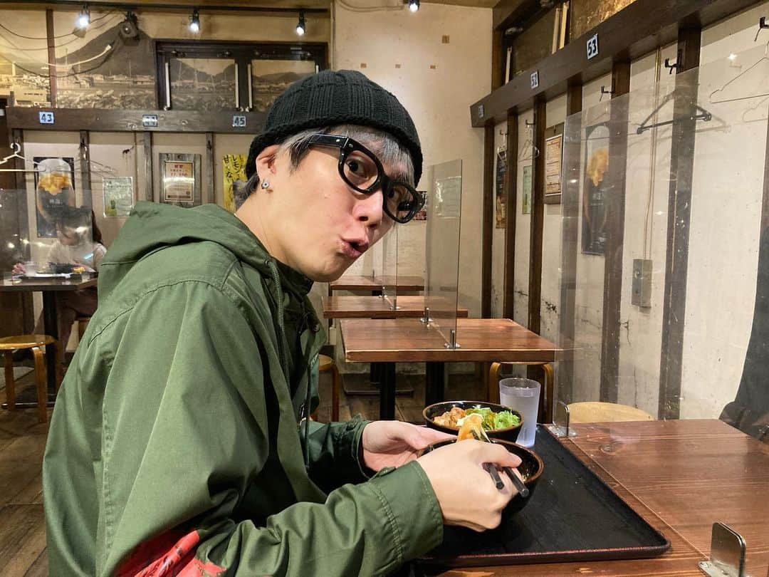 吉野裕行のインスタグラム：「彼は明太釜玉うどんとチキン南蛮丼を食べています🙋🏻‍♂️ #インスタおじさん飯」