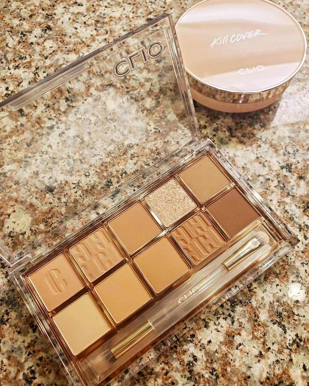 のインスタグラム：「クリオの秋メイク🍁⁡ @clio_official ⁡ ⁡ クリオの大人気シリーズ⁡ 「プロアイパレット」と「キルカバー」の⁡ 9月新発売商品を使ったメイク🤍⁡ ⁡ ︎︎︎︎☑︎「011 ウォーキング オン ザ コージー アレー」⁡ トレンド感のあるヌードブラウンカラー10色で構成。イエベ､ブルベ問わず非常に使いやすい､捨て色無し。グリッターシャドウは大粒のラメで涙袋の真ん中部分につけたらすごく可愛い💕どの色も発色が良く､密着度が高いのが流石クリオ。パッケージもリニューアルされていて可愛い🤍⁡ ⁡ ︎︎︎︎☑︎「キルカバー 密着光彩クッション」⁡ 以前の商品でのベタつきの意見から改善をした新商品。クッションファンデでこんなにほっぺたが艶っとするの初めてで感動した🥺カバー力もあり､艶も程よく素肌感のある仕上がりでお顔がワントーン上がりました🙌⁡ ⁡ ⁡ ↓一緒に使ったクリオのリップ､マスカラも使い心地､色💮でした⁡ ・リップ「メルティングシアーグロウバーム 02レッドプレイン」⁡ ・マスカラ⁡ 「キルラッシュスーパープルーフマスカラ 01ロングカーリング」⁡ ⁡ リムーバーもマスカラが1発で取れる優秀アイテム💮⁡ 「キルラッシュマスカラリムーバー」⁡ ⁡ 毎日使えるコスパ最強コスメ。⁡ この秋冬たくさん使うぞ〜✌️🍂🍁🌾⁡ ⁡ ⁡ ⁡ #クリオ#CLIO#PR#秋メイク#メイクレポ⁡#ブルベ冬」