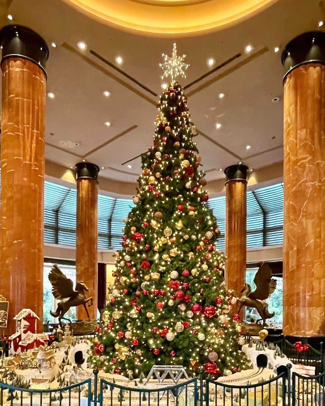 会津くみこのインスタグラム：「クリスマスツリー🎄って、いくつになってもウキウキしてしまう。。。 🥰」