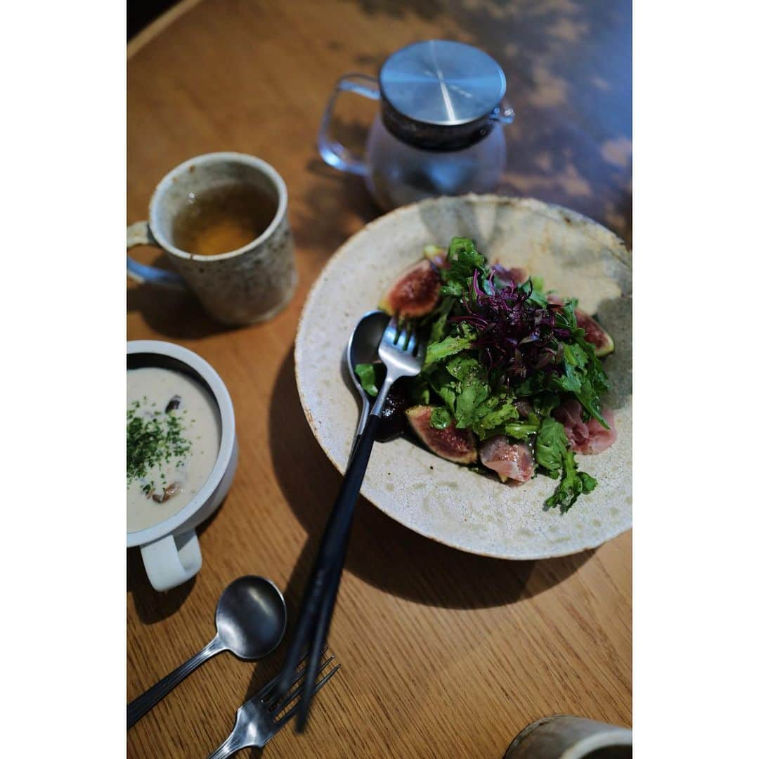 高山都さんのインスタグラム写真 - (高山都Instagram)「パンのある朝🍞 昨日の夕方、久々の東京の我が家、ふぅーって到着。 やっぱ、うちは落ち着く😌 荷解きして、スーツケースからパンや野菜を出して、翌朝をワクワク待っていた。 薪火野くん @makibino_ のパンはせいろで温めて、トースターで焼いたら最高のご馳走！ 噛めば噛むほど味が濃くって、奥深い。 小麦の歯応え、旨み、なんかじわーっと沁みる。 まっきー、本当に美味しいよー🥲🥲🥲 寒かったから、色々キノコを炒めて、キャンベルの缶詰足して、豆乳でのばしたスープ。 春菊と無花果と生ハムのサラダ。 サラダの鉢やマグカップは丹波篠山の @archipelago.me で購入した #尾形アツシ さんのうつわ。 めっちゃ使いやすいしとても素敵。 カトラリーは竹俣さん @takemata_yuichi」11月22日 12時10分 - miyare38