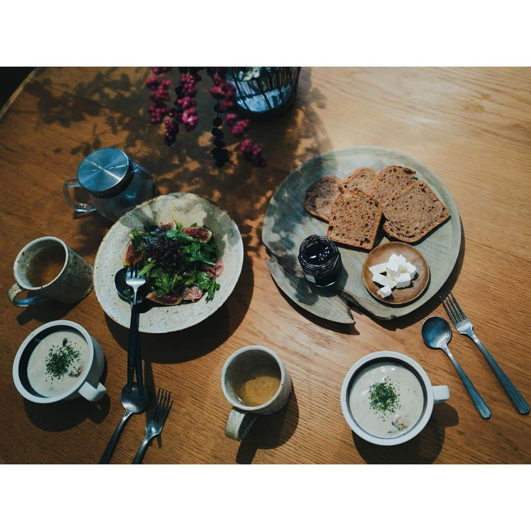 高山都さんのインスタグラム写真 - (高山都Instagram)「パンのある朝🍞 昨日の夕方、久々の東京の我が家、ふぅーって到着。 やっぱ、うちは落ち着く😌 荷解きして、スーツケースからパンや野菜を出して、翌朝をワクワク待っていた。 薪火野くん @makibino_ のパンはせいろで温めて、トースターで焼いたら最高のご馳走！ 噛めば噛むほど味が濃くって、奥深い。 小麦の歯応え、旨み、なんかじわーっと沁みる。 まっきー、本当に美味しいよー🥲🥲🥲 寒かったから、色々キノコを炒めて、キャンベルの缶詰足して、豆乳でのばしたスープ。 春菊と無花果と生ハムのサラダ。 サラダの鉢やマグカップは丹波篠山の @archipelago.me で購入した #尾形アツシ さんのうつわ。 めっちゃ使いやすいしとても素敵。 カトラリーは竹俣さん @takemata_yuichi」11月22日 12時10分 - miyare38