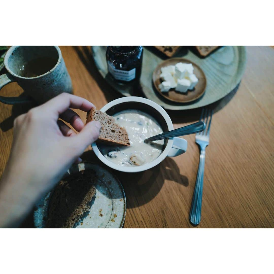 高山都さんのインスタグラム写真 - (高山都Instagram)「パンのある朝🍞 昨日の夕方、久々の東京の我が家、ふぅーって到着。 やっぱ、うちは落ち着く😌 荷解きして、スーツケースからパンや野菜を出して、翌朝をワクワク待っていた。 薪火野くん @makibino_ のパンはせいろで温めて、トースターで焼いたら最高のご馳走！ 噛めば噛むほど味が濃くって、奥深い。 小麦の歯応え、旨み、なんかじわーっと沁みる。 まっきー、本当に美味しいよー🥲🥲🥲 寒かったから、色々キノコを炒めて、キャンベルの缶詰足して、豆乳でのばしたスープ。 春菊と無花果と生ハムのサラダ。 サラダの鉢やマグカップは丹波篠山の @archipelago.me で購入した #尾形アツシ さんのうつわ。 めっちゃ使いやすいしとても素敵。 カトラリーは竹俣さん @takemata_yuichi」11月22日 12時10分 - miyare38