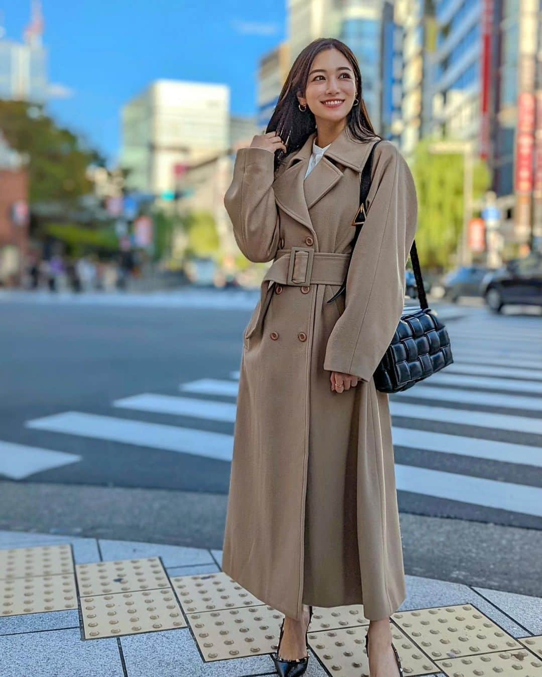 石井里奈さんのインスタグラム写真 - (石井里奈Instagram)「こんにちは💕 . 先日の銀座コーデ👗✨ @venus_beautyclinic_ginza でデルマシオでお肌たっぷり潤った後💕 . 大人かわいいあったかいロングコート💕長めの丈のロングコートは下のお洋服も気にしなくていいのでワンピースのようにきれちゃいます🧡✨ . outer... @eimyistoire_official  bag... @newbottega  shoes... @maisonvalentino  . エイミーのコートはベルトでウエストマークもしっかりしてくれるので、ロングコートでもメリハリがでてスタイルよく見えるのだ🙆‍♀️💕 . バッグは最近最愛で吉高由里子さんが持ってて私も真似して持ってます笑 . 今週もがんばりましょう🧡 . #eimyistoire #エイミーイストワール #りなまるコーデ #コートコーデ #コート #ウールコート #ロングコート #秋コーデ #newbottega #カセット #bottegaveneta #最愛 #吉高由里子 #銀座 #銀座カフェ #銀ぶら #ginza #valentino #ヴァレンティノ #バレンティノ #大人女子 #大人女子コーデ #通勤コーデ #オフィスコーデ #オフィスカジュアル #大人コーデ #大人カジュアルコーデ #大人カジュアル #大人ファッション #大人女子 #venusbeauty」11月22日 12時18分 - ri7tin1025