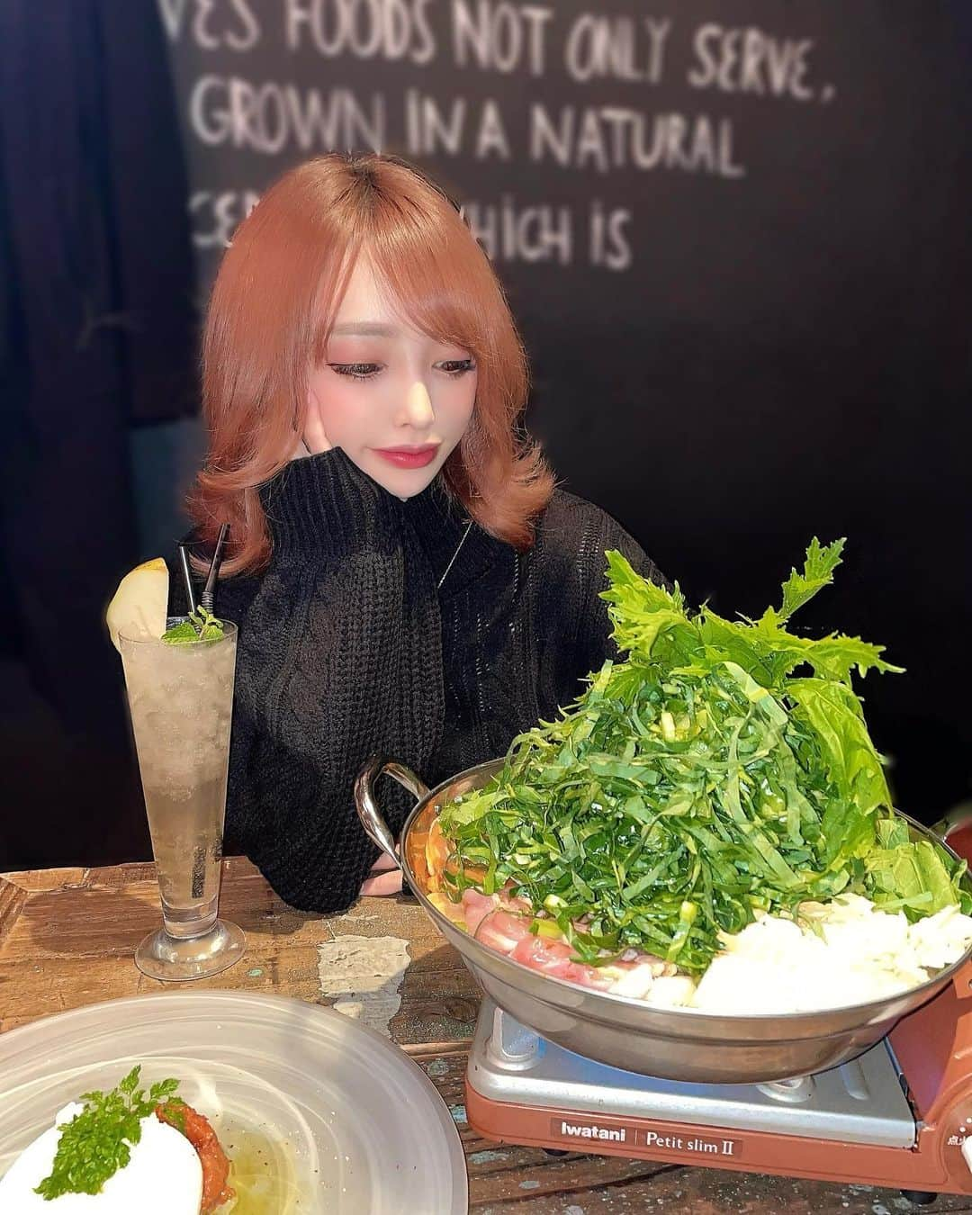 サキ吉さんのインスタグラム写真 - (サキ吉Instagram)「友達と恵比寿の @wearethefarm_ebisu 行ってきた🥰💓 いつもはバーニャカウダ頼むんだけど、今回はケール火鍋にしたよ❤️ 温まったしボリューミーでおなかいっぱい🐷 食べ物美味しいのはもちろんだけど、 ドリンクがどれも感動的な美味しさ！✨ まだまだ頼みたいメニューあるから またすぐ行こっと🤣❤️‍🔥 ． #恵比寿 #wearethefarm  #wearethefarmebisu  #恵比寿グルメ #恵比寿ディナー #ケール鍋 #野菜大好き」11月22日 12時34分 - sakikichi1201