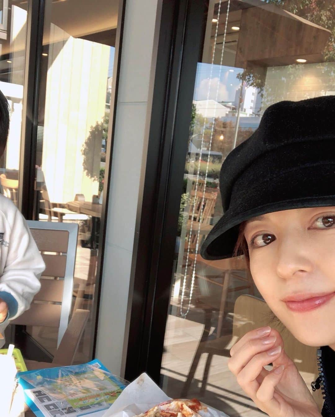 中野美奈子さんのインスタグラム写真 - (中野美奈子Instagram)「ポカポカの週末。  たまには息抜きランチ♡  ワイワイセットのオモチャにハマりまくり。 大人も難しい。 これ全部できる人いるのかな？？  塩キャラメルラテが美味でした。  #モスカフェ #モスバーガー #ワイワイセット #知育おもちゃ  #かくれんぼモッさん  #お肌はもちろん加工アプリ  #5歳  #中野美奈子」11月22日 12時39分 - minako_nakano.official