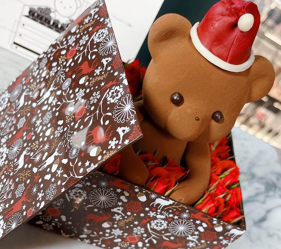 黒澤ゆりかさんのインスタグラム写真 - (黒澤ゆりかInstagram)「今年も @louange_tokyo さんのクリスマスコレクションパーティーへ参加させていただきました❤️  今年もどれも本当に可愛くてクリスマス🎄がますます楽しみになったよ😋  美味しくて可愛いって最高✨  今年はケーキ食べてる🧸さん💓 これ全部食べられるんですよ😳 いつも会うの楽しみなんだ❣️  全部可愛くて全部欲しい笑  みんなはどんなのが好みかな？😋  #Christmascake #クリスマスケーキ #louangetokyo #ルワンジュ東京 #ルワンジュ東京ルミュゼ #ザグラン銀座 @louange_tokyo @louangetokyo_lemusee @the_grand_ginza」11月22日 13時06分 - yurikakurosawa