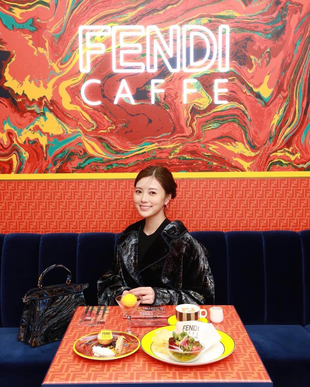 白石麻衣さんのインスタグラム写真 - (白石麻衣Instagram)「先日、FENDI CAFFEに行ってきました🌸  アニヴェルセルカフェ表参道にて、 来年1月10日まで期間限定で開催しております！  とっても素敵な空間で お洒落で可愛かったです☕️🤍  @fendi #fendicafe」11月22日 13時28分 - m.shiraishi.official