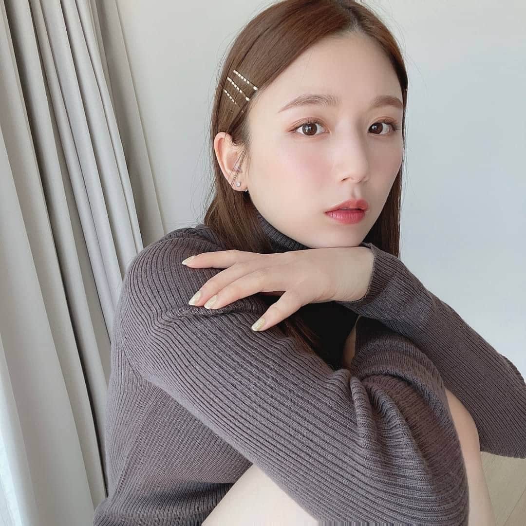 ひよんのインスタグラム：「🍫💖  どんどん大人っぽい雰囲気が好きになってる最近☺️ 11.21発売のマキアージュ ドラマティックアイカラーが すごく最近の気分に合っててすき❣️ と言っても自分の好きな色とか質感を選んで 4色のパレットを作れるからなのだけど😆✨ 見た目もチョコレートみたいで可愛くて美味しそうなの🤤ㅋㅋ  ひよんが選んだのは、 ①なめらかクリアカラー：BE212 👉どんな色の組み合わせにも馴染んでくれるっていうカラー！キラキラも繊細で可愛いの♡  ②なめらかクリアカラー：BE317 👉こっちは涙袋とかにいれる予定のカラー♡  ③運命のブラウンカラー：BR634 👉 自分の瞳に合う色を選べて、全5色あるよ♡  ④ 長時間色もち持続ベース：OR151 👉下地として使うもの！ひよんが選んだカラーはチークとしても使えるよ♡  他にも透明感のある、 まばゆい輝きラメカラーっていうのがあるのだけど、 今回は選ばなかった🤭！ やはり大人な気分になってるからなのかも☺️笑  こういう風に自分で選べるっていうのが 捨て色も出ないし自分がやりたいメイクに1番合うと思うから、 みんなもオリジナルパレット作ってみて〜😍🎨 選ぶ時間も楽しいよ❤️  @maquillage_jp  #makeup #maquillage #pr #マキアージュ #ドラマティックアイカラー #わたしの運命のパレット #ショコラみたいなアイシャドウ #新作コスメ #アイシャドウ」