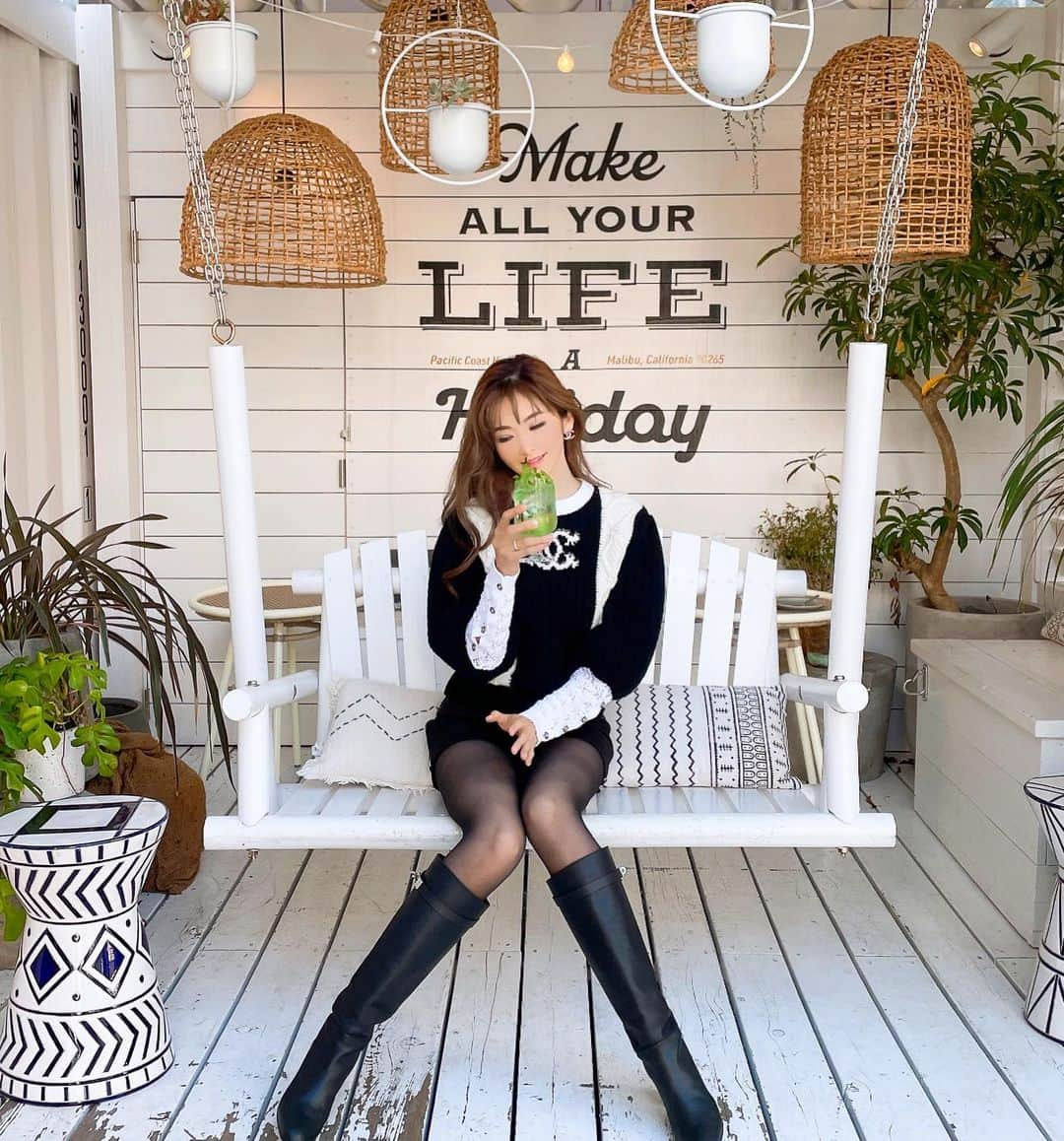 mycoのインスタグラム：「旅立ちの前の日に親友とデートした時の❤️ 色々語り合って話聞いてもらって✨ 一緒にトレーニングして楽しかった💕  いつもコメントありがとう✨ 誰がどれだけコメントを書いてくれてるかちゃんと覚えてる🖤 全部に書いてくれてる人もいて感動です✨ 何年か連続の人もいるよね…もう本当愛感じます❤️ 大切な時間を使って書いてくれる文章は 本当に嬉しくて私の活力です！  ちゃんとお返しするからね🤍  #cafe #cafe活　#映えスポット #映えカフェ #恵比寿カフェ #恵比寿グルメ #恵比寿ランチ #恵比寿　#ebisu #chanel #hermesshoes #hermesboots」