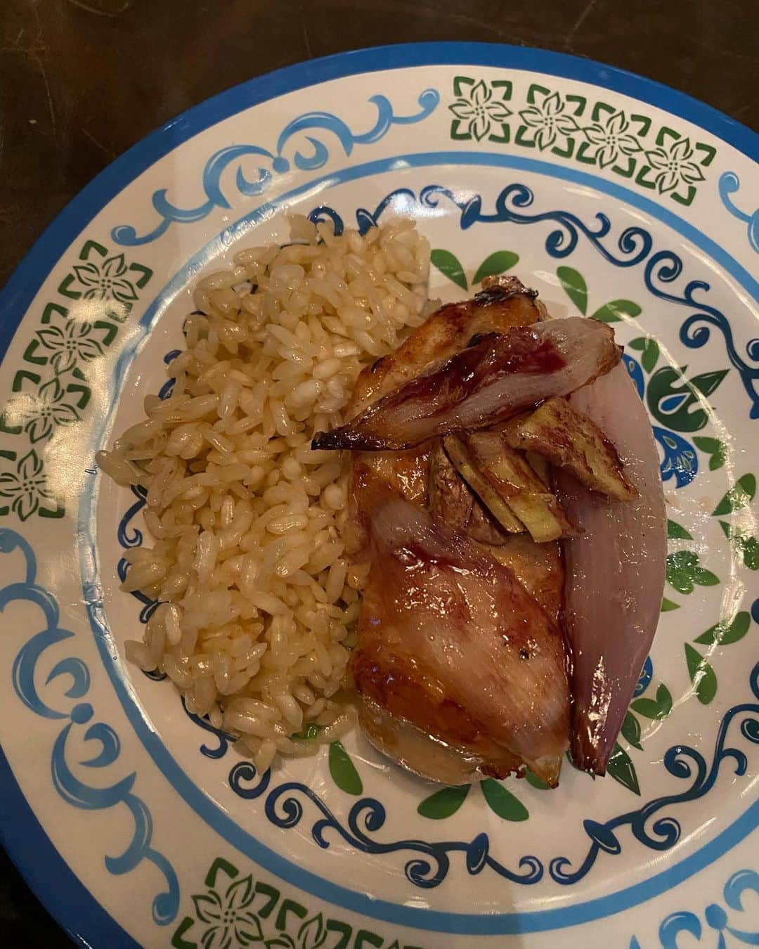 シャロン・ストーンのインスタグラム：「Chicken w shallots, ginger and red wine reduction & rice pilaf: compliments of my son Chef in training @chefroanstone  Studying at @iceculinary.  PROUD MOM」