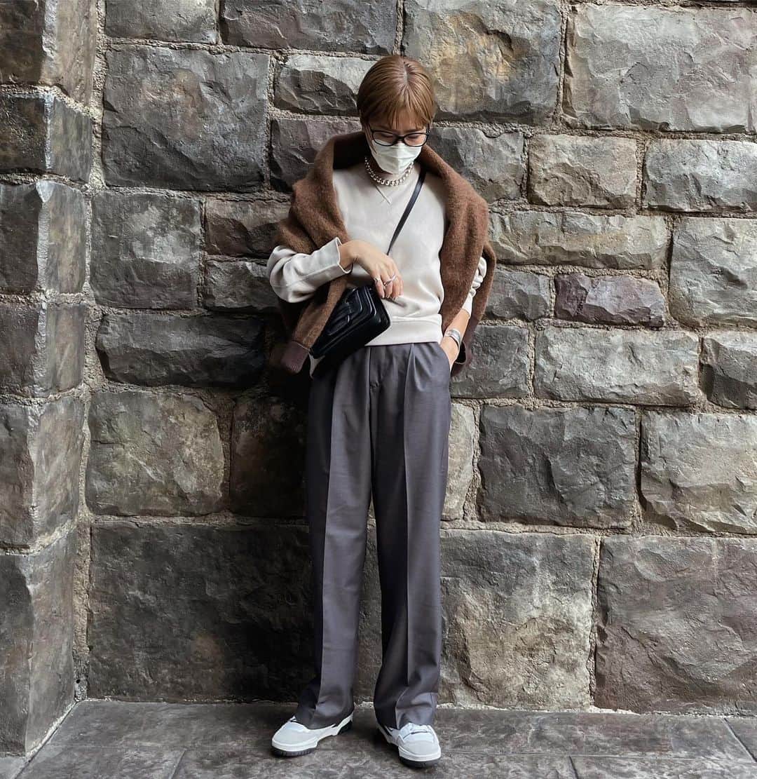 正中雅子のインスタグラム：「特に何でもないユニバの日の格好🇺🇸🎢  シンプルなんだけど、めちゃくちゃオススメで既にPOPUPでは人気者だったスムース編みニットが25日に入荷します！！！  ニットなんだけど、肌触りがすんごく良くて着心地が最高で癖になる1枚。 ディテールに拘りリブの長さや、胸元のデザインをいれて 絶妙なバランスに😊  パンツでもスカートでも合わせやすくて これは2色とか持ってても使うと思う👌  今週は25日14:00に新作や再入荷があるのでお見逃しなくです！  #MACHATT #masaco服」