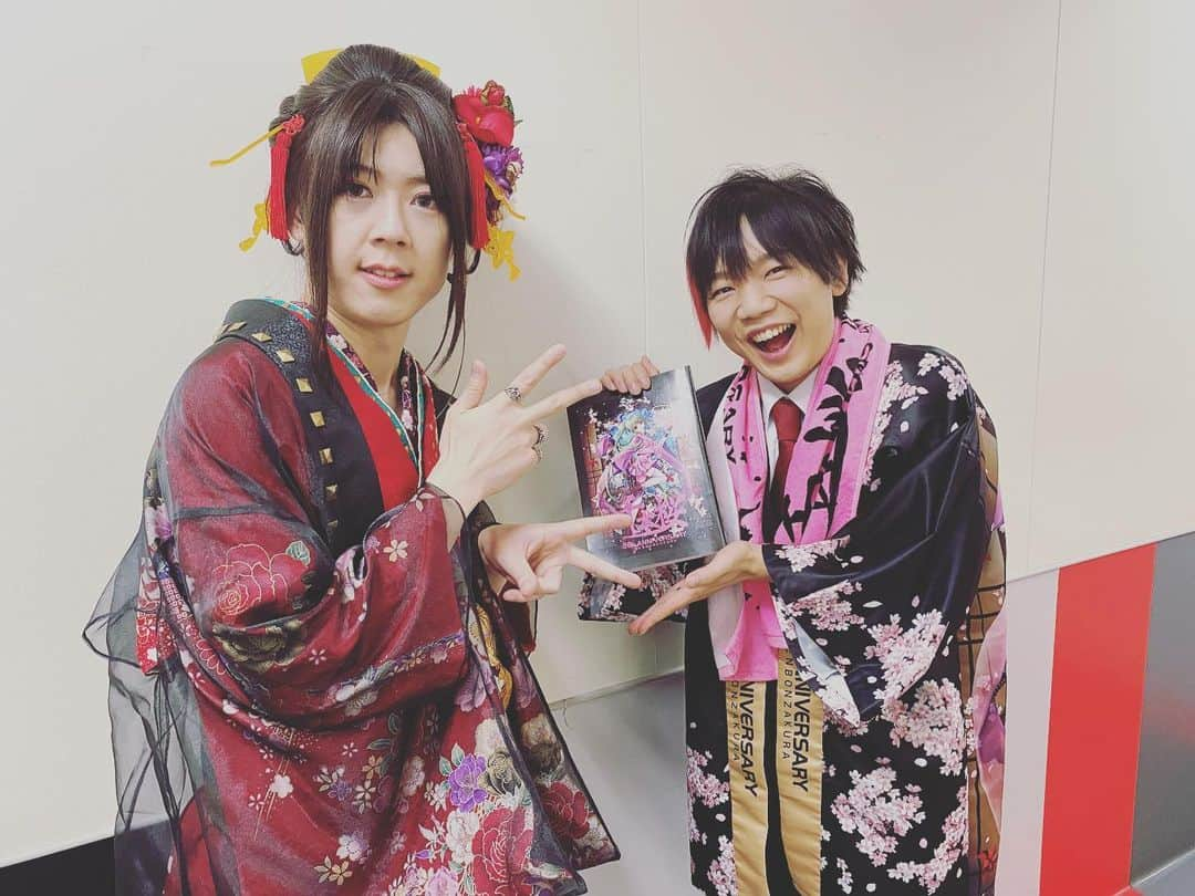 亜沙さんのインスタグラム写真 - (亜沙Instagram)「千本桜フェスありがとうございました。千本桜１０周年本当めでたい。黒うささんおめでとうございます。 幸子さんとは吉原ラメントもご一緒させていただいて。 久しぶりの共演でした！ バンドメンバーも慧さんはじめ、安定のメンバー。めちゃ楽しかったです。 ありがとうございました。 (^_^)  幸子さん、ハラミちゃん、百花繚乱さん、Ayasaさん、藤田咲さんと写真撮影させてもらたよ。  #亜沙　#吉原ラメント　#千本桜　#千本桜フェス #小林幸子　#ラスボス #ハラミちゃん　#百花繚乱　#Ayasa  #藤田咲 #舞浜アンフィシアター」11月22日 15時17分 - asa.bassist