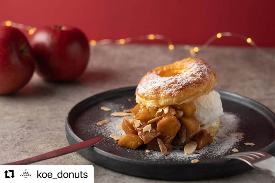 コエのインスタグラム：「#Repost @koe_donuts with @make_repost ・・・ . ＼11.25(thu) world holidays collection🎄／  11月25日(木)より、ホリデーフェアがスタート！ koe donutsが贈る世界のスイーツで、 とっておきのクリスマスを。 ぜひお楽しみに🎁  ＜イートインドーナツ＞ ○ ホットドーナツ アップルパイ 　¥950 (tax included)  サクサクのパイ生地に、キャラメリゼした無農薬りんごと美山牛乳のミルクジェラート、 濃厚カスタードを組み合わせた豪華なホリデードーナツ。 口の中でとろける、ホットなアップルパイと冷たいジェラートのコラボレーションをお楽しみください。  ＜レギュラードーナツ＞ ○ ベニエ ストロベリー 　eat-in ¥297／togo ¥291 ○ ベニエ 抹茶   eat-in ¥297／togo ¥291 ○ ベニエ チョコレート 　eat-in ¥297／togo ¥291 フランスの伝統菓子ベニエをkoe donutsがアレンジ。 ３種のフレーバーをご用意しました。  ○ バターサンド アップルパイ 　eat-in ¥385／togo ¥378  キャラメリゼした無農薬りんごとバニラが香る濃厚なバタークリームをサンド。  ○ アールグレイ シュトレン 　eat-in ¥396 ／togo ¥388  ベルガモット香るアールグレイ茶葉を加えた生地に、 ラム漬けドライフルーツとローストナッツをたっぷり混ぜて焼き上げました。  #koedonuts #koeethical #donutsinnovation #donuts #cafestagram #genic_cafe #genic_sweets #cafetour #kyotocafe #ethical #コエ #コエドーナツ #ドーナツ #エシカル #エシカルドーナツ #地産地消 #カフェ巡り #京都カフェ #京都カフェ巡り #関西カフェ #四条カフェ #隈研吾 #長場雄 #京都観光 #도넛 #クリスマススイーツ  #アップルパイ #ベニエ #シュトレン」