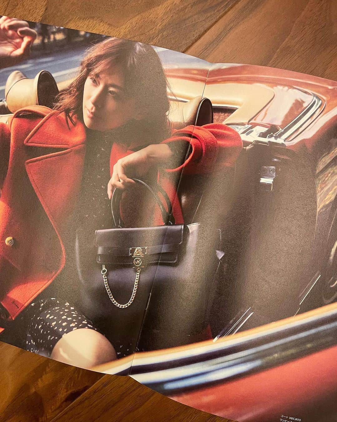 西内まりやさんのインスタグラム写真 - (西内まりやInstagram)「@michaelkors 2021 AW カタログ  全国店頭に置かれてあります📚 ぜひ🧡」11月22日 15時30分 - mariya_nishiuchi_official