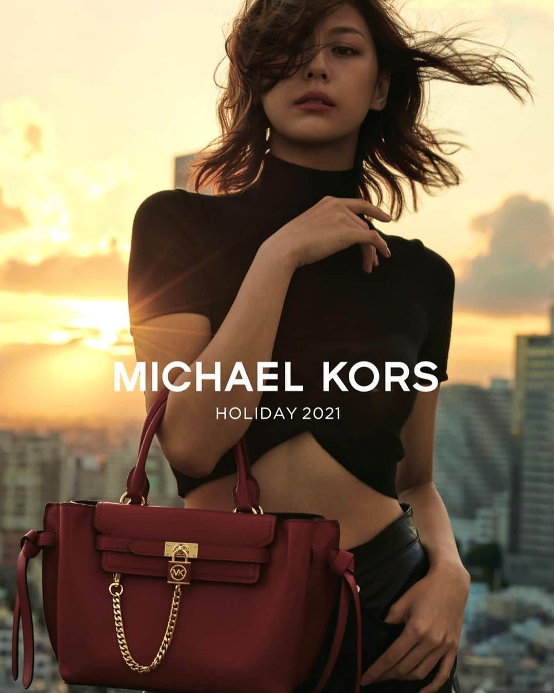 西内まりやさんのインスタグラム写真 - (西内まりやInstagram)「@michaelkors 2021 AW カタログ  全国店頭に置かれてあります📚 ぜひ🧡」11月22日 15時30分 - mariya_nishiuchi_official