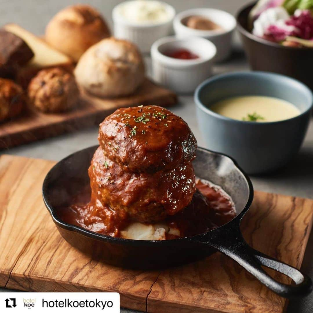 コエさんのインスタグラム写真 - (コエInstagram)「・ koe lobby ＼seasonal menu／ ・ マッシュルームとマッシュポテトの 「ダブルマッシュ煮込みハンバーグ」登場！ ランチタイムにも大人気パンビュッフェがスタート！ 11月9日(火)〜 ・ なめらかなマッシュポテトの上に、特製のデミグラスソースで煮込んだハンバーグをのせ、更にジューシーなジャンボマッシュルームで挟んだインパクトある一品が完成しました。 特製のデミグラスソースは、香味野菜を甘みが出るまでソテーし、トマトソースとデミグラスで煮込み、あっさりしながらも深みのある味わいです。 特製デミグラスソースと共に、2つの“マッシュ”とハンバーグが混ざり合う食感をお楽しみください。 ・ さらに、毎朝行列ができる大人気のモーニング限定「パンビュッフェ」を平日のランチタイムでもスタート！ koe lobby内で展開している「hotel koe bakery」の人気食パンをはじめ、メインディッシュと相性抜群のパンや食後のデザート感覚で楽しめるスコーンなど幅広いラインアップでご用意しております。 また、ランチタイムのパンビュッフェでは季節に合わせたスープもセットでご提供いたします。 ・ ・ ダブルマッシュ煮込みハンバーグ　単品 1,480 円（税込） 提供時間：12 :00 -20:00 (L.O17:30) ランチパンビュッフェ（スープ付き）　単品 930円（税込） 提供時間： 平日限定 12 :00 -15:00 (L.O14:30) ・  🍴koe lobby (hotel koe tokyo 1F)🍴 ○morning 7:30~12:00(l.o.11:30) ○lunch 12:00〜15:00 (l.o.14:30) ○tea time〜15:00〜20:00(l.o.17:30)  ＊現在、新型コロナウイルス感染拡大防止の為、営業時間を縮小して営業しております。 ＊18:00以降はドリンクとパンのみの提供 ・ 〒150-0042 東京都渋谷区宇田川町３−７ tel.03-6712-7257 ・ #koe#koelobby#hotelkoe#tokyo#shibuya#shibuyacafe#japan#bread#lunch#morning#hotelkoebakery#일본 #시부야 #아침 #コエ #コエロビー #ホテルコエ#渋谷 #渋谷カフェ#渋谷ランチ#渋谷グルメ #煮込みハンバーグ #ハンバーグ #パンビュッフェ」11月22日 15時35分 - koe_official