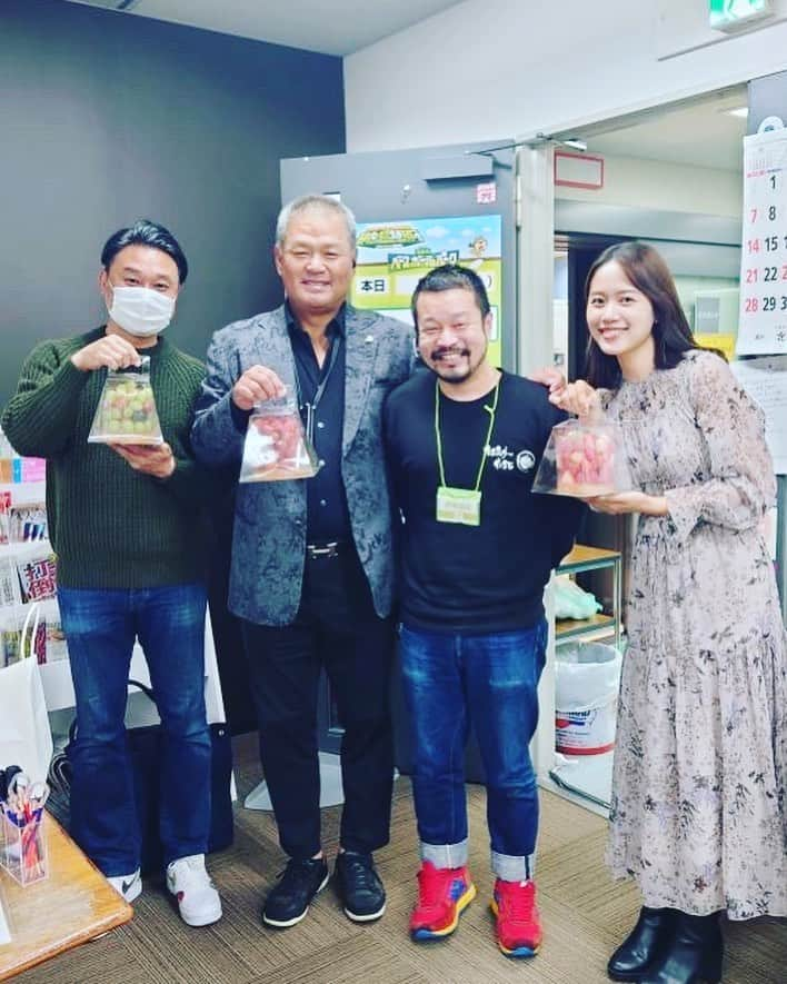 金村義明さんのインスタグラム写真 - (金村義明Instagram)「楽屋見舞いにまたまた、 フルーツファミリー 荒山社長 新商品苺🍓ビックタルト🥧 フルーツタルト 甘ーいみかん🍊二箱 みんな大喜び！ 有難うございました！」11月22日 15時59分 - yoshiaki_kanemura