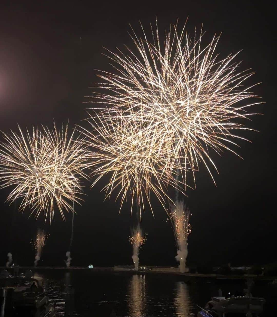 庄司ゆうこさんのインスタグラム写真 - (庄司ゆうこInstagram)「熱海海上花火大会🎆✨ めちゃくちゃ近くで見ることが出来て凄い迫力でした❣️この写真と動画、ズームしてなくてこの距離！笑 こんな近くで花火見たのは久々だったから感動したなぁ🥺 今回は熱海のせかいえに泊まったんだけどここがまた最高に居心地良くて目の前海だし屋上デッキもあったり、食事する場所はベランダ付きの広い個室で子連れに優しい宿でした❣️そして何よりご飯が美味し過ぎたよぉー🥺 #熱海#熱海旅館#熱海海上花火大会#花火大会#迫力満点#せかいえ#atamiせかいえ#子連れに優しい旅館」11月22日 16時13分 - yuko.shoji