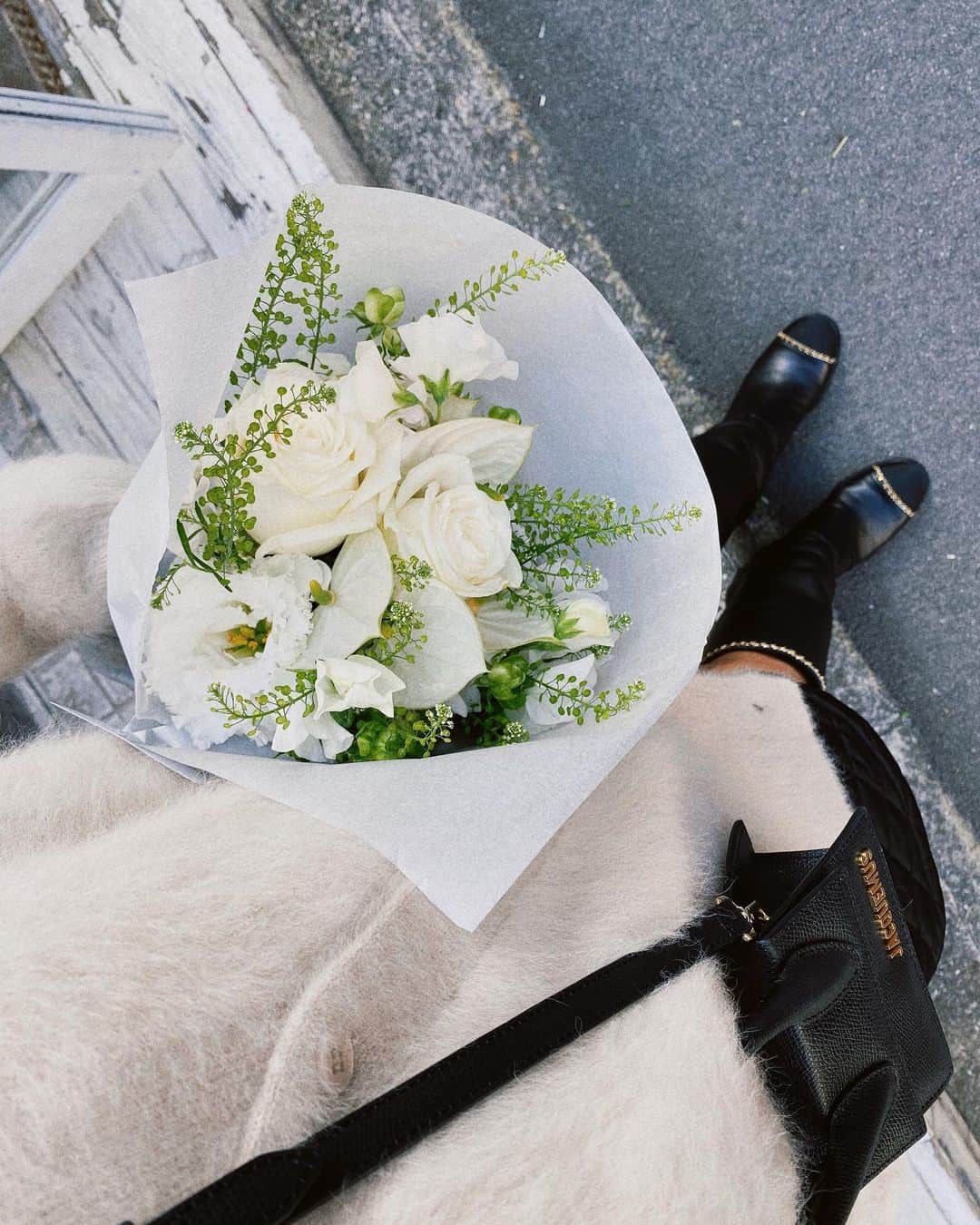 Risako Yamamotoさんのインスタグラム写真 - (Risako YamamotoInstagram)「🤍🍀  いつも素敵なブーケを作ってくださるオフィスの近くのお花屋さん♡  #ootd #fashion #coordinate #flower #rosymonster #kuchidesign #jacquemus #chanel」11月22日 16時30分 - risako_yamamoto
