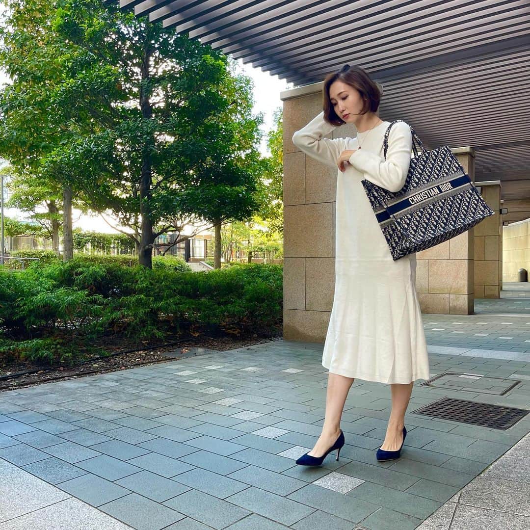 RECLOのインスタグラム：「芸能人も愛用！DIORの人気トートバッグ「ブックトート」💚  2018年に登場すると同時にアイコニックな存在感を放ち、 すぐにセレブリティやファッションを知り尽くした業界人らが愛用するようになりました📖✨  通常タイプは横幅42cmのたっぷりとしたサイズ感で、 デイリーから旅行のお供にまで、エレガントな上にシーンを選ばず幅広く使えるトートバッグです✈️💙  他にも、花柄やボーダーなど新しいデザインが登場しており、 RECLOでも様々なデザインのブックトートを揃えております♪  ぜひRECLOのサイトをチェックしてみてください🙆🏼‍♀️  #dior #ディオール #ブックトート」