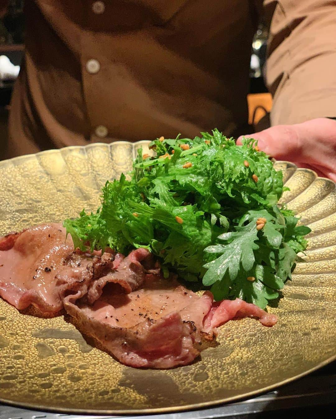 酒井麻里（Juri）さんのインスタグラム写真 - (酒井麻里（Juri）Instagram)「初bungo🥩 昨夜はNazuna 京都 椿通内にある和牛料亭 @wagyu_ryotei_bungo へ🥢 久しぶりのお肉〜元気出た😋 焼き物は全て焼いてくれるので、ゆっくりとコースを楽しめます。  特別な日のディナーにぴったり❤︎  いいふうふの日を前に、旦那さんと美味しいお肉を堪能できて幸でしたよ🥂  #京都グルメ #京都焼肉 #和牛料亭bungo #焼肉 #京都ディナー#nazuna京都椿通」11月22日 16時56分 - jurixoxoxo