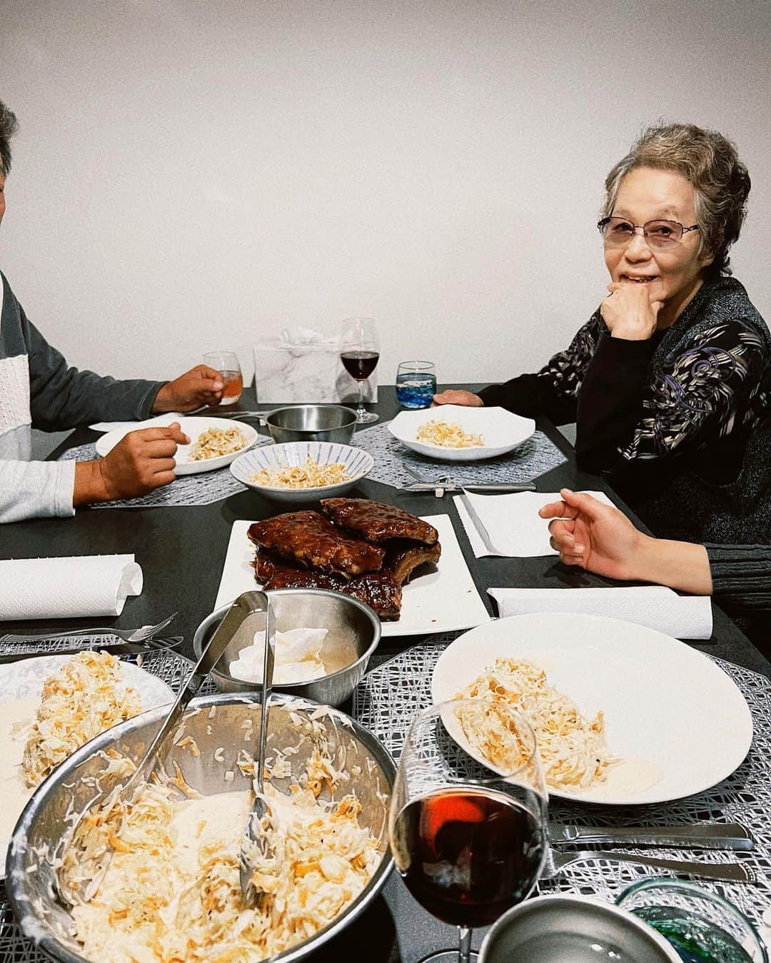 黒ユイさんのインスタグラム写真 - (黒ユイInstagram)「🍖🥳 今日は　#良い夫婦の日　#1122 #11月22日  昨日は幸せ家族時間🥰❤️  旦那さんが両親とおばあちゃんに 手作りの食事を振る舞うって 前日から仕込んでくれた ポークリブのホームパーティー😆🎉  スパイスやソース、コールスローも全部手作り❣️ ホロホロの美味しいリブを頂きました🤤🥩 両親とおばあちゃんは初めてで お肉の柔らかさに感動して 美味しいって喜んでくれてた💖  おばあちゃんの笑顔をこっそり激写📸レアなの🤫 最高な時間✨✌️楽しかった〜❤️ 次回はステーキパーティーみたい🥩🥳 私も早くお酒が飲みたいな🥺笑  旦那さんは両親達が喜んでくれるように 皆んなで出来るゲームを用意してくれたり🎮 両親やおばあちゃんの事を考えてくれてて なんて優しくて素敵な旦那さんだろって感動です🥲🧡  そんな旦那さんと結婚出来て本当に幸せだし おばあちゃんもずっと私に 『こんな旦那さん中々いないから優しく大切にするんやで』 って耳が痛くなるほど毎回言います😂🧡 良い奥さんになれるように努力しよ✌️✨←  大阪に越してきて、温かい時間が増えて 何気ない日々が愛おしく過ごせてます💖 赤ちゃんも順調に大きくなってくれて嬉しいし この幸せを当たり前と思わないように しっかり覚えておかなきゃな☺️✨  ところでここ3日間くらい また気分悪い時があるけど… もしかして悪阻が再発⁈😱 今は胎動感じて赤ちゃん元気なのが毎日分かるから 出来れば悪阻は起こらないでほしいのだが。笑🤮  初期悪阻の時は毎日が船酔い状態で お肉も今まで食べていた好きな あらゆる食事も受け付けられなくて 食いしん坊の私はショックでした😂笑 悪阻？気のせいだといいな🤭  #家族時間　#中期悪阻　⁈ #悪阻　#マタニティ　#マタママ　#プレママ　#妊娠6ヶ月」11月22日 17時53分 - yui_my_life