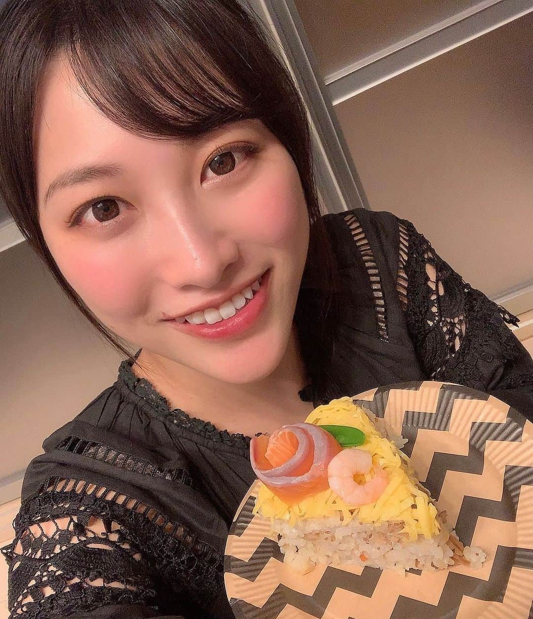 春原未来さんのインスタグラム写真 - (春原未来Instagram)「ちらし寿司ケーキ🧡 私が甘いもの苦手なのを知ってる,愛する友人たちの手作り🥰 ちゃんとロウソクつけて,フーってした🎂美味しくいただきました！  明日の誕生日会もいっぱい楽しもうね◡̈*♡.°⑅  I got a cake of chirashizushi. I'm not good at sweets, so my dear friends handmade it 🥰 Lighting the candles and blew out birthday candles🎂 It was delicious!  #春原未来 #ちらし寿司ケーキ #chirashizushi #誕生日祝いありがとう #お鮨大好き #口元 #赤ワイン 🤭 #redwine #thankyoudear #手作りケーキ #handmadecake #サーモン #salmonsashimi #飲んだくれ #drinkingday」11月22日 17時53分 - sunohara_miki