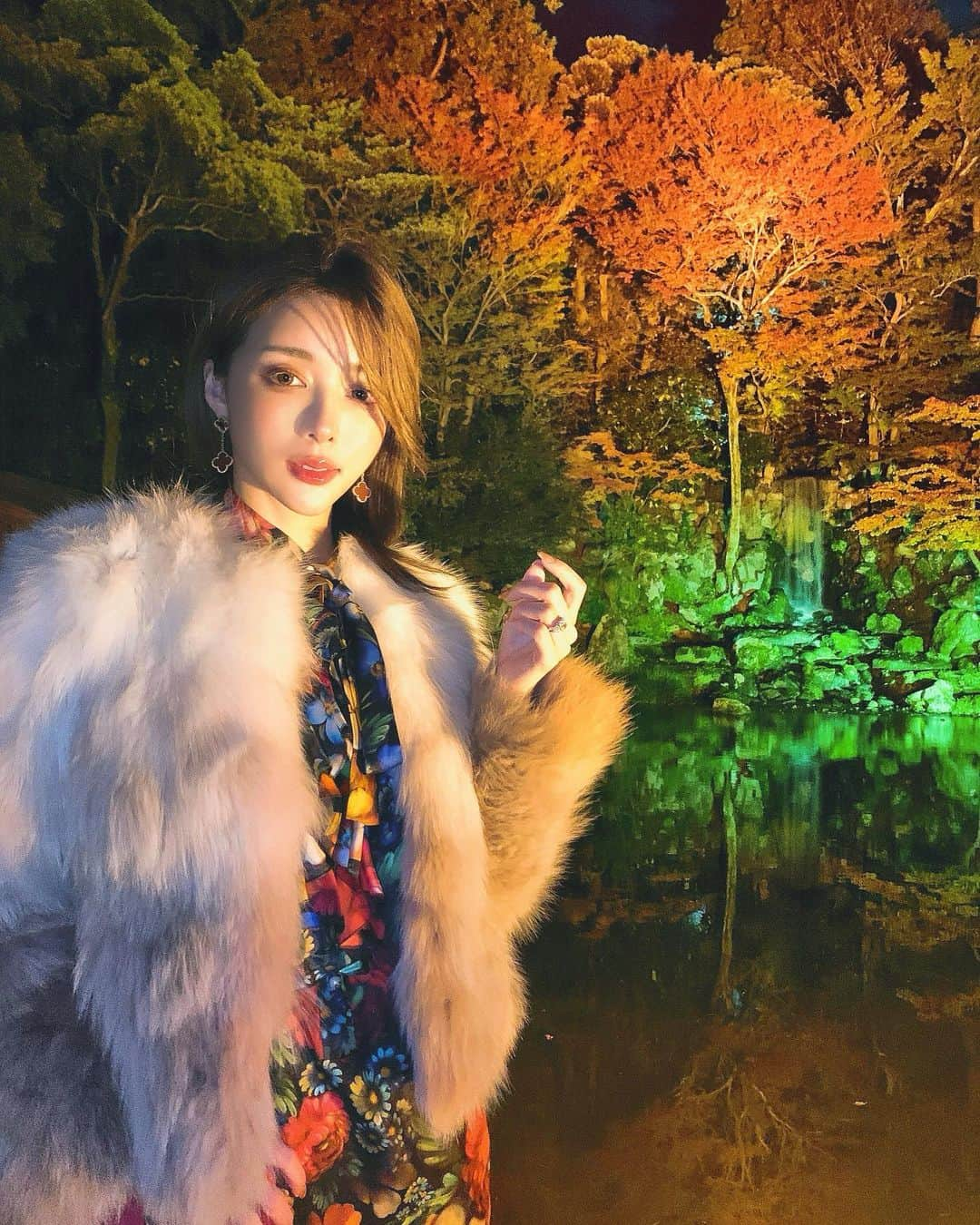 濱野りれさんのインスタグラム写真 - (濱野りれInstagram)「To Kenrokuen, one of the Three Great Gardens of Japan. The autumn leaves reflected on the pond were beautiful and it was super fantastic!!  金沢の夜は日本三名園の一つである兼六園へ😍✨ 以前雑誌で兼六園のライトアップされた紅葉を知ってからずーっと来たかったの❤️ 砂利だからヒールはおきをつけて！ってDMいただいてたんだけどヒールしか持ってなかったよお🥺💦  とにかく池に反射された紅葉が綺麗すぎました☺️❤️  #kenrokuen #kenrokuengarden #japanesegarden #garden #lightup #autumnleaves #reflection #nightview #ishikawa #kanazawa #kanazawatrip #兼六園 #兼六園ライトアップ #ライトアップ #紅葉 #紅葉狩り #紅葉スポット #石川県 #石川旅行 #金沢 #金沢旅行 #日本三名園 #リフレクション #日本庭園 #庭園」11月22日 18時10分 - riregram