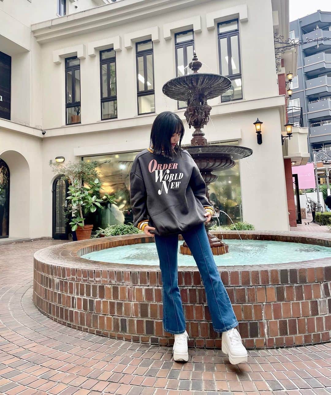 のインスタグラム：「このトレーナー可愛くない?!ꪔ̤̮‪♡ ・ ・ みなつちゃんカメラ🤍´-   #冬コーデ  #秋コーデ  #スウェット  #トレーナー  #カジュアルコーデ」