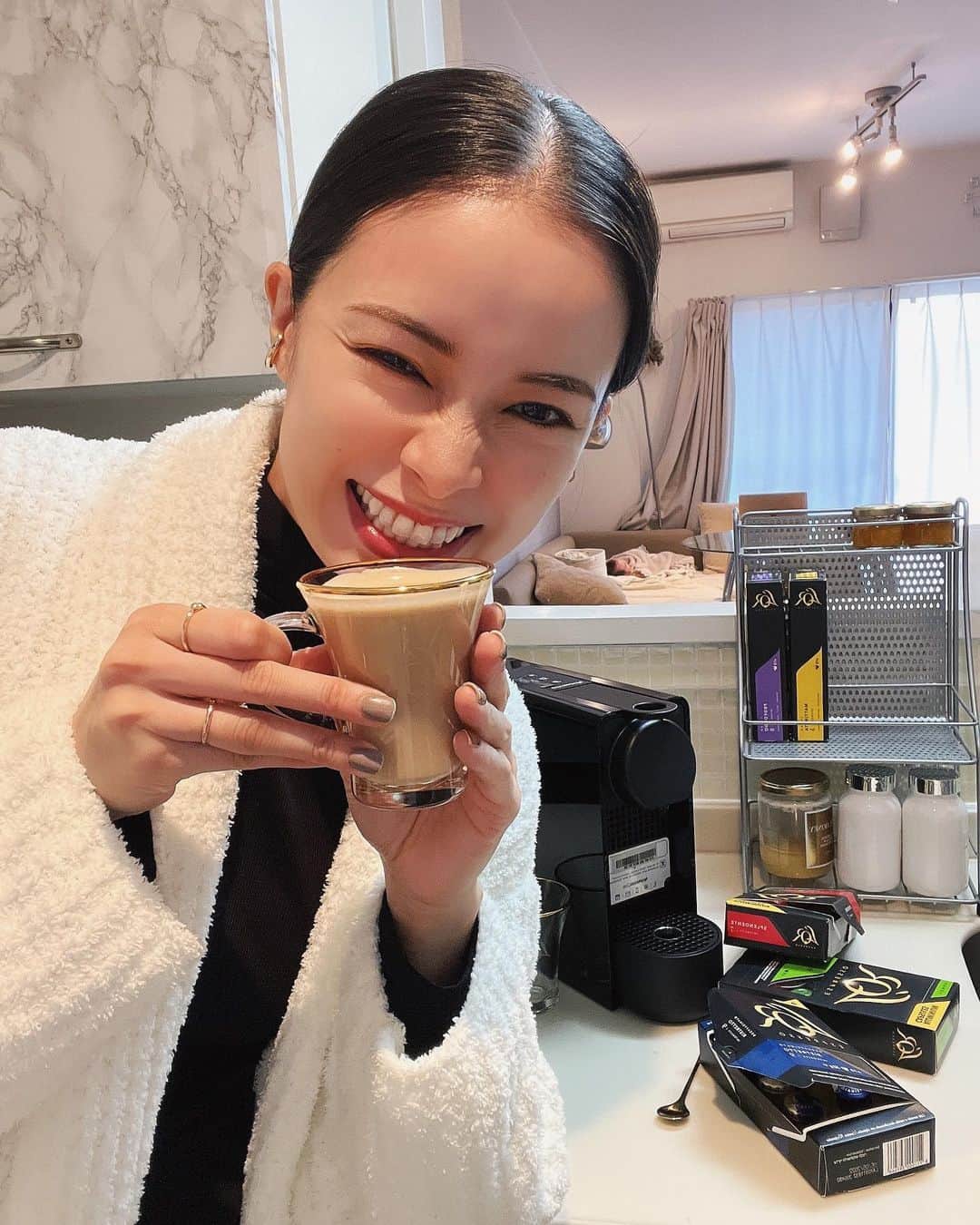尾崎紗代子さんのインスタグラム写真 - (尾崎紗代子Instagram)「. このコーヒー以外今飲めないほど大ヒット中！ 家でのブレイクタイムが一気に贅沢な味になりました。 日本でも購入できるようになった @lorespressojpのコーヒーカプセル☕️ (１１月２２日〜３０日限定で コード「OSAYO」を使えばまさかの31%OFFで全部買える！！！ というわけで私も買い溜めします！爆)  これのお陰でカフェに行く回数が本当に減った。 カプセル次第でこんなにコーヒーの味が変わると 思っていなかったので、本当に幸せ😭 これがあれば友達が来た時も気軽に美味しいコーヒーが出せます☺️ デカフェもあるので(青いパッケージ) これに牛乳と黒蜜入れて黒蜜カフェラテ風にしてます。 ここのカプセルはネスプレッソのコーヒーメーカーで使えます！👍❤️ 贅沢なコーヒーを家でも楽しめる。 生後間も無い赤ちゃんが居るドッタバタな我が家ではこれがとても便利😭❤️  写真は、娘がお昼寝した隙に入れて、飲もうとしたところで 後ろで思いっきり目を開けてたパターン。 あるあるあるあるあるある。  #ロールエスプレッソ #ロールエスプレッソJP #AD」11月22日 18時25分 - osayo_osayo
