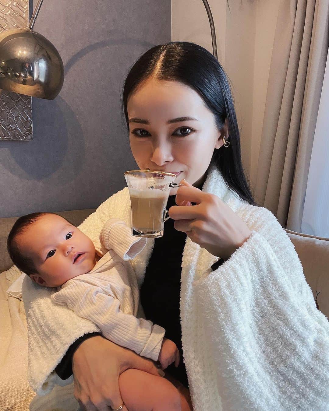 のインスタグラム：「. このコーヒー以外今飲めないほど大ヒット中！ 家でのブレイクタイムが一気に贅沢な味になりました。 日本でも購入できるようになった @lorespressojpのコーヒーカプセル☕️ (１１月２２日〜３０日限定で コード「OSAYO」を使えばまさかの31%OFFで全部買える！！！ というわけで私も買い溜めします！爆)  これのお陰でカフェに行く回数が本当に減った。 カプセル次第でこんなにコーヒーの味が変わると 思っていなかったので、本当に幸せ😭 これがあれば友達が来た時も気軽に美味しいコーヒーが出せます☺️ デカフェもあるので(青いパッケージ) これに牛乳と黒蜜入れて黒蜜カフェラテ風にしてます。 ここのカプセルはネスプレッソのコーヒーメーカーで使えます！👍❤️ 贅沢なコーヒーを家でも楽しめる。 生後間も無い赤ちゃんが居るドッタバタな我が家ではこれがとても便利😭❤️  写真は、娘がお昼寝した隙に入れて、飲もうとしたところで 後ろで思いっきり目を開けてたパターン。 あるあるあるあるあるある。  #ロールエスプレッソ #ロールエスプレッソJP #AD」