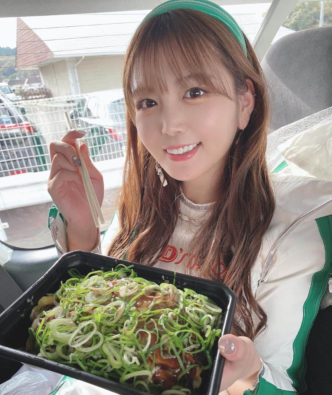 水瀬琴音さんのインスタグラム写真 - (水瀬琴音Instagram)「🥢🥓🥢🥓 ・ 最近のお写真の中でこれが ままのお気に入りらしい🐥🥚  この後お弁当を食べました🍱🥰  屋台飯ってテンション上がるよね🥺💛 酉の市行きたかったなぁ🐻‍❄️ ・ ・ ・ #屋台飯 #オムそば #ネギ  #食いしん坊 #こちゃまる」11月22日 18時42分 - kotone_dayo___