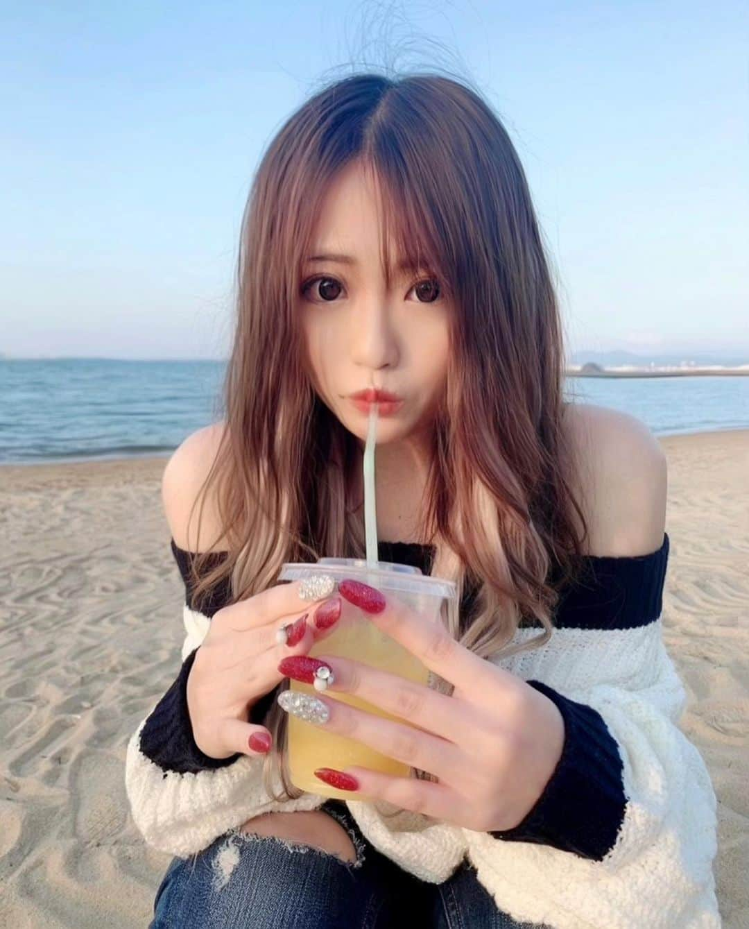 あんころぺっぺのインスタグラム：「🏖  海でオレンジジュース🍹  今年もあと1ヶ月で終わるね 毎日が濃くて長く感じるようで あっという間なんだよなぁ💭  特に何があるわけではないけど毎日幸せ☺️  昨夜は久々のインライ来てくれた方 ありがとうございました🥰🌸  またやるね♩  #海 #gyda #あんころぺっぺ #ポコチャライバー #ポコチャ」