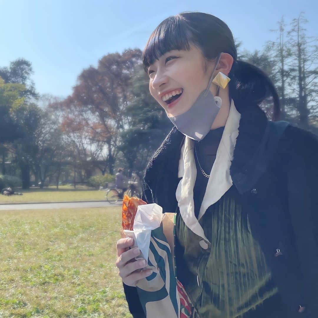 馬渕恭子さんのインスタグラム写真 - (馬渕恭子Instagram)「モグモグしてばっかなのバレちゃうね、、、☺️  . #馬渕恭子  #代々木公園  #民族ハッピー組」11月22日 18時55分 - kyoko414_mh