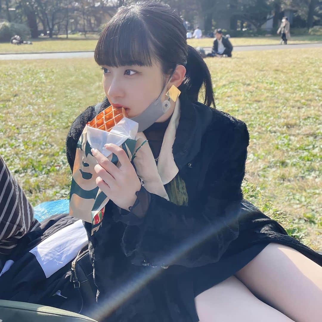 馬渕恭子さんのインスタグラム写真 - (馬渕恭子Instagram)「モグモグしてばっかなのバレちゃうね、、、☺️  . #馬渕恭子  #代々木公園  #民族ハッピー組」11月22日 18時55分 - kyoko414_mh
