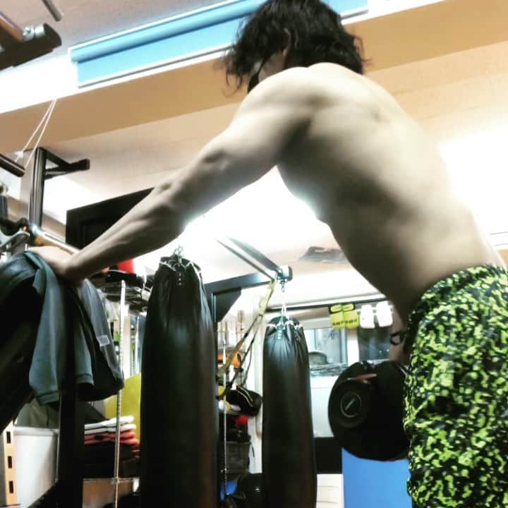 吉岡世起のインスタグラム：「昨日は #naturebodyplus をお借りしてトレーニング 器具待ちもない 人目も気にしなくていい 最高だね！ 更なる肉体改造を まずは明日の新潟、そして代々木第二 #noah_ghc #notenough」