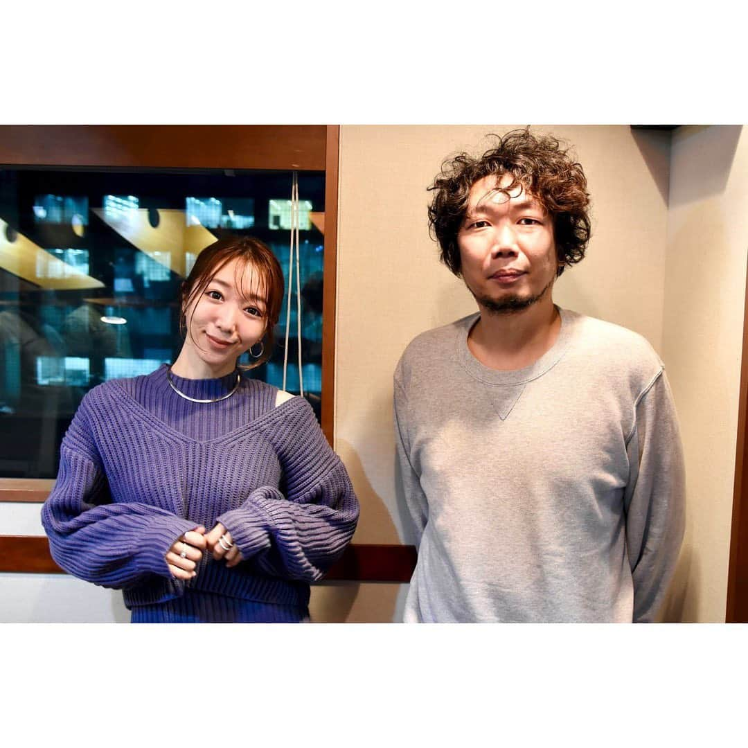 浜崎美保さんのインスタグラム写真 - (浜崎美保Instagram)「TOKYO FM 毎週月曜〜木曜 17時から生放送でお届けしているスカイロケットカンパニー😋🚀  お休みが明けて戻ってきています😆🎙 ただいまぁ〜😆😆😆🗼✨  19時台もよろしくお願いします🥰🍻  帰って来たら本部長の髪が燃えてた🤣  #tokyofm #スカロケ」11月22日 19時01分 - mihohamasaki_japan