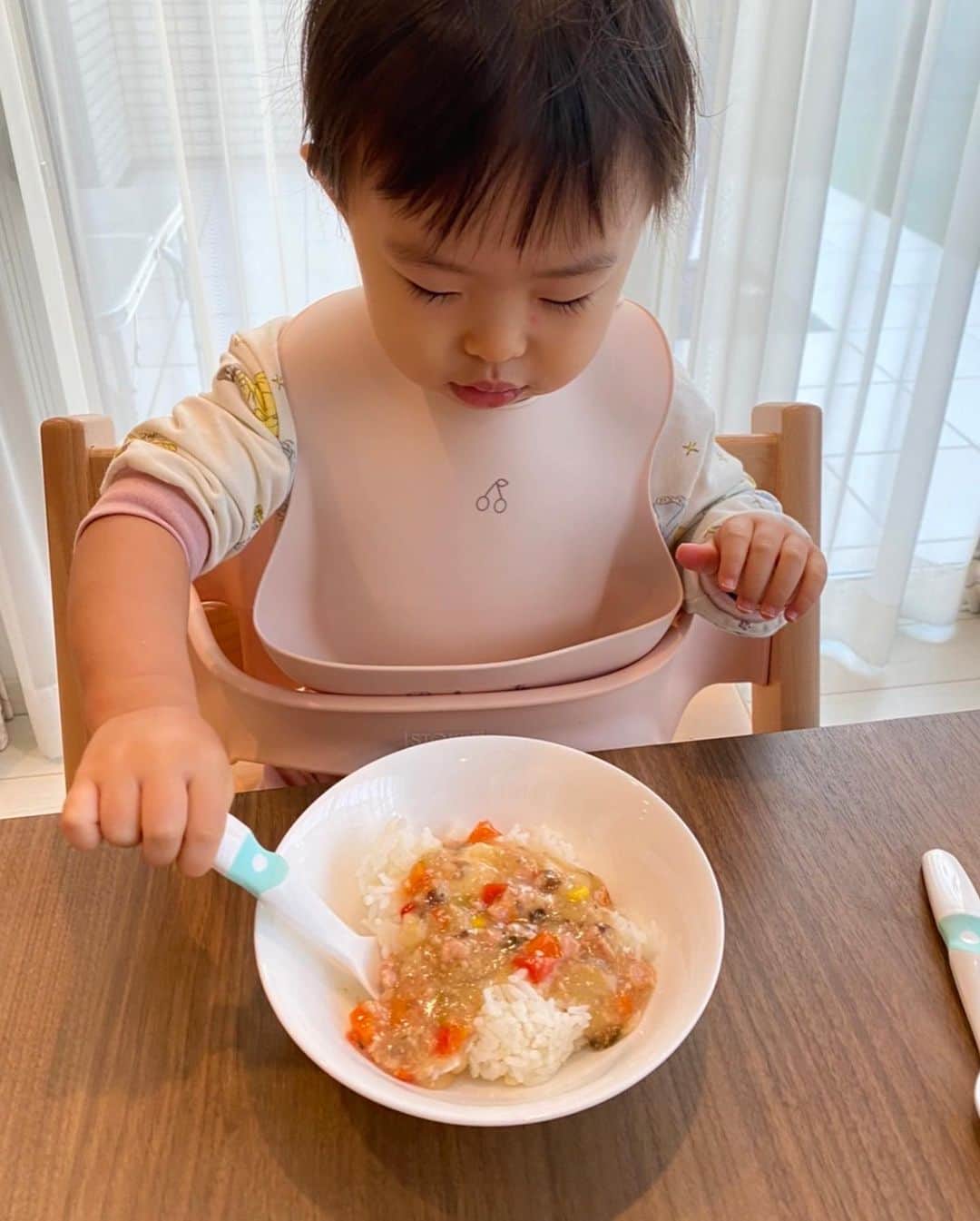 篠田麻里子さんのインスタグラム写真 - (篠田麻里子Instagram)「実家に帰ってきました✨  離乳食は一定気を使っていたけど、 徐々に子供も大きくなりお取り分け、味付けどのくらいかと悩みわからない自分がいます🥺 今回前から気になっていたカインデストさんにお話を聞いて、ご飯へのこだわり、食材へのこだわり、離乳食や幼児食、頑張るパパママさんへのサポートを聞いてとても共感しました🌷 やっぱり離乳食や幼児食が子供の将来にも関わっていくのだなと感じました。  仕事や家事で忙しいかったり、離乳食や幼児食どうしたらいいかわからなくて悩んだりしたけど、カインデストに一部頼りながら活用することも大事ですよね☺️🙏 ありがたい✨  #カインデスト#thekindest  #カインデスト写真部  @thekindest_official   #PR」11月22日 19時02分 - shinodamariko3