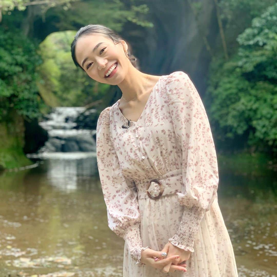 緑川静香のインスタグラム：「【お知らせ】 ⁡ 24日(水)23:59〜日テレ系全国 ⁡ 『それって⁉︎実際どうなの課』 ⁡ 出演回でございます🥰✨✨✨ ⁡ もちろん 「スマホ１つで家の不用品を全部売ったらいくらになるのか？」 の企画でございます❣️ ⁡ 今回の舞台は君津市✨ えっとね、すごい事になりましたよ！！😳 果たしていくらになるのか…！？ お楽しみに💕 ⁡ 写真はオープニングのワンカット！ さて君津のどこでしょう〜？？☺️ ⁡ そしてもちろん今回もやります！ ⁡ 23:40〜放送前インスタライブ 23:59〜ラジオトーク副音声生配信 ⁡ みんなでワイワイお話できたら思うので、ぜひぜひお越しください❤️❤️❤️ ⁡ #それって実際どうなの課  #ピンクつなぎ  #今回はなんだか癒されたよ #暖かいご家族 #なんと #私の新たな特技も披露されます #お楽しみに #えへ」