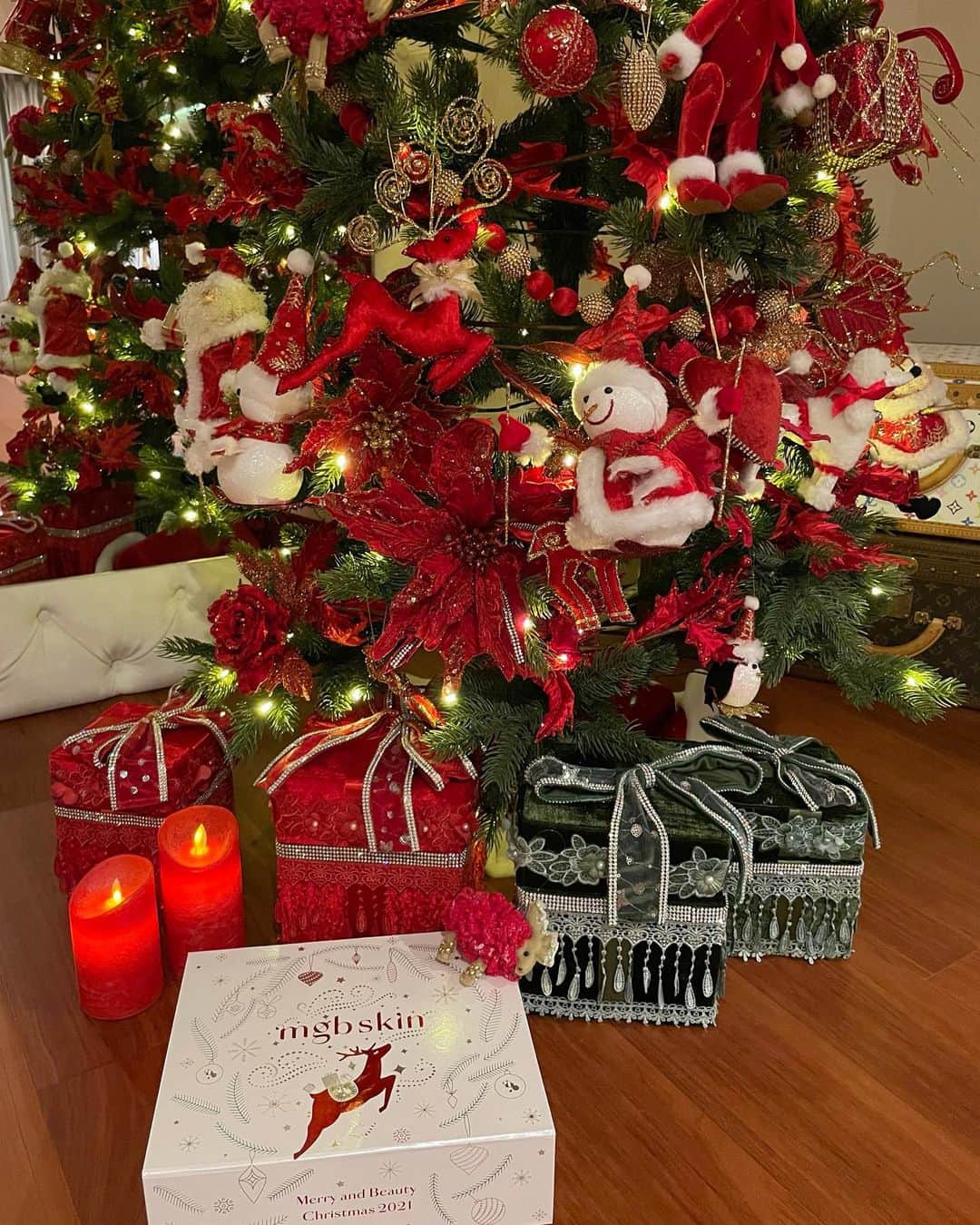 megbabyのインスタグラム：「我が家はすでにクリスマスムード🎄🦌✨  クリスマスに向けてめぐサンタからのプレゼントも準備中❤️🎁🤭」