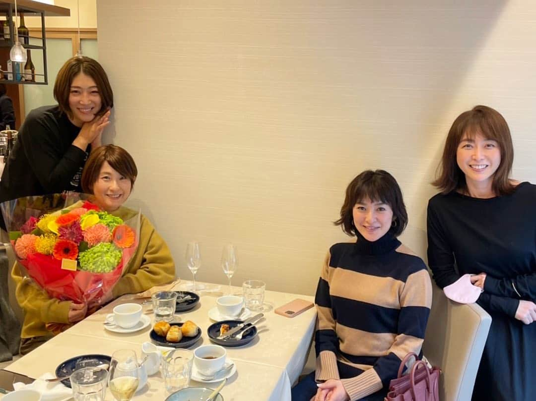 秋本祐希さんのインスタグラム写真 - (秋本祐希Instagram)「やっと会えた❤️ 大病を患っていた幼馴染の文ちゃん 一年以上ぶりにlunchが実現！という事で 文ちゃんには内緒で 美緒&麻美にも声をかけ  サプライズlunch 大成功✨ 身体も精神も いっぱいつらかったはずなのに いつも持ち前の明るさ&面白さで 心配かけまいとしたLINEをくれていた彼女😌 文ちゃんのキラキラ笑顔に会えて ほっとしたよ😊 10代の頃と変わらないアホな話 また近々ね😂 #friends #lunch #happy 3人からの快気祝いのお花はビタミンカラーで  @colors_tokyo にお願いしました🌼」11月22日 19時40分 - ayuuki0908