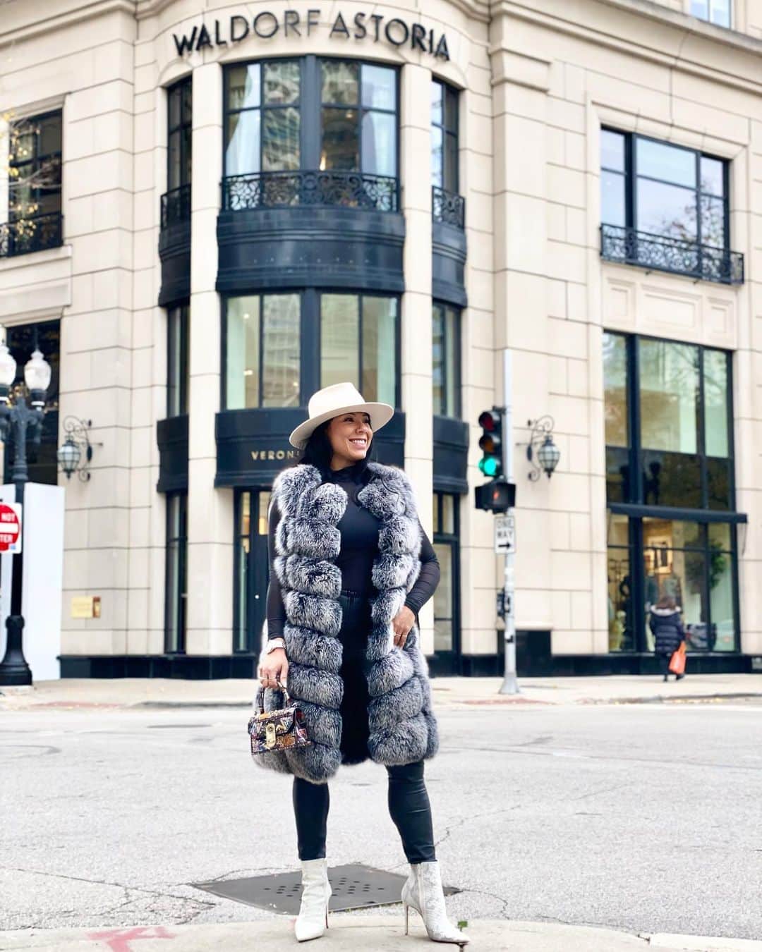 Eri Antonのインスタグラム：「Just visited Chicago for the first time on business and I really enjoyed it.  Such friendly people and enjoyed everything even the cold weather lol.  The food was one of the highlights as I ate at The Signature Room at the 95th floor that had the most amazing views of downtown and Lake Superior, @gibsonsitalia on the north river where the food was mind blowing and wish I could have tried everything on the menu 😂 and I had some great Chicago pizza at Lou Malnati’s and Tavern on Rush.  Pizza is my favorite and this was really good.     I stayed at the Waldorf Astoria @wachicago on the 24th floor with a beautiful view of the city and enjoyed brunch at The Pattesserie a nice restaurant with a French flair.  The French toast was sooo good and melted in my mouth.    I visited some old school Jazz bars and a piano bar.  The vibe was so welcoming and I had a great time.   The people in Chicago were so nice and friendly which made the experience even better, so I’ll definitely be back again 💕🙏  @wachicago @gibsonsitalia @signatureroom95  www.Erianton.com✨ www.eriantonfitness.com✨」
