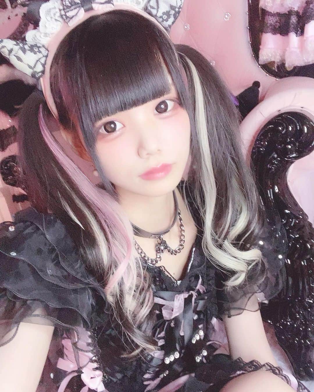 ゐななのインスタグラム：「''天才ゆえ孤独ですね ・ ・ 改めて舞々悪魔さん( @maidevi_official )ゲスト出勤本当にありがとうございました🥲♡ 沢山の方に会いに来て頂いて、オリジナルシャンパンも用意していた分全てお迎えして頂きました、、( ; _ ; ) 遠隔でチェキやオリシャンをお迎えしてくださった方もありがとうございました😭💖 いっぱいお話出来てずっと幸せだったしとっっても楽しかったです( ；ᵕ； )💕 コンカフェとっても好評だったのでまたぜーーったい出勤します‼️ ・ ・ ・ ・  #舞々悪魔 #コンカフェ #地雷女 #地雷女子 #地雷系女子 #量産型 #量産型ヲタク  #量産型女子 #量産型コーデ #地雷 #ぴえん #自撮り女子  #黒髪 #ツインテール  #インナーホワイト」