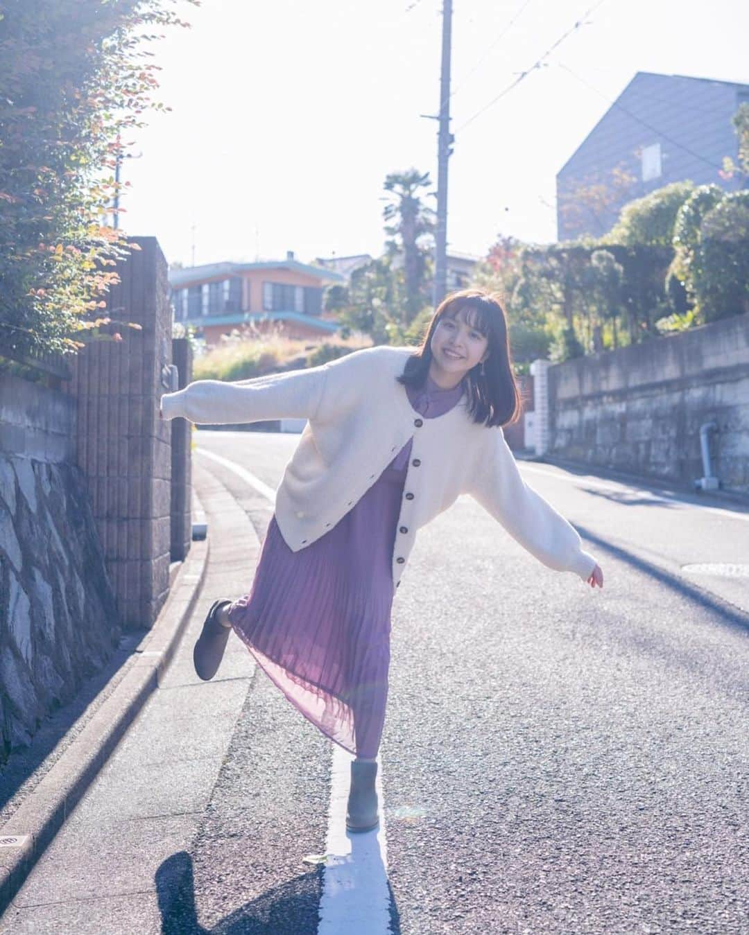 柴真緒のインスタグラム：「・ 秋のお散歩🍁  久々に撮っていただいた写真を載せます📸  寒くなってきたので皆さん体調には気をつけてくださいね🌿  #女子大生 #お散歩 #聖蹟桜ヶ丘」